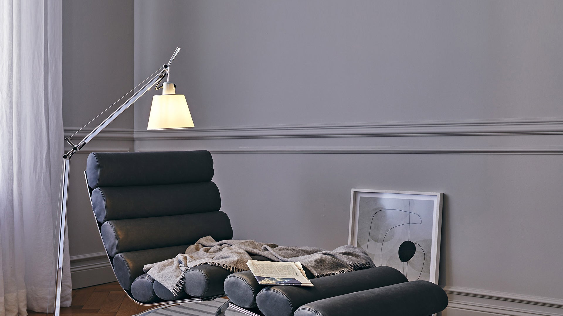 Stojací lampa na čtení TOLOMEO BASCULANTE s pergamenovým stínidlem a stříbrným podstavcem