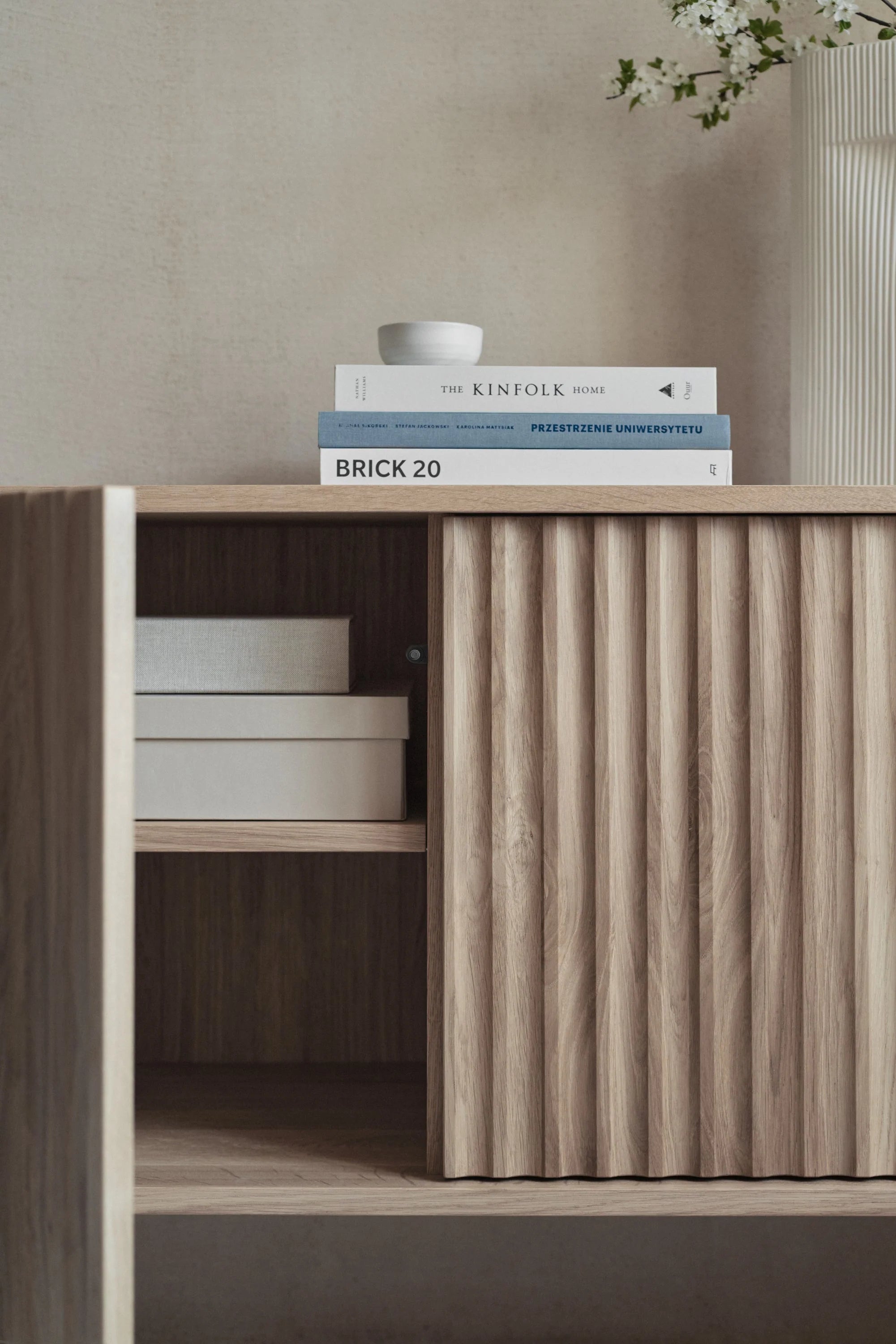 Komoda MAYA bledě bílá z dubového dřeva