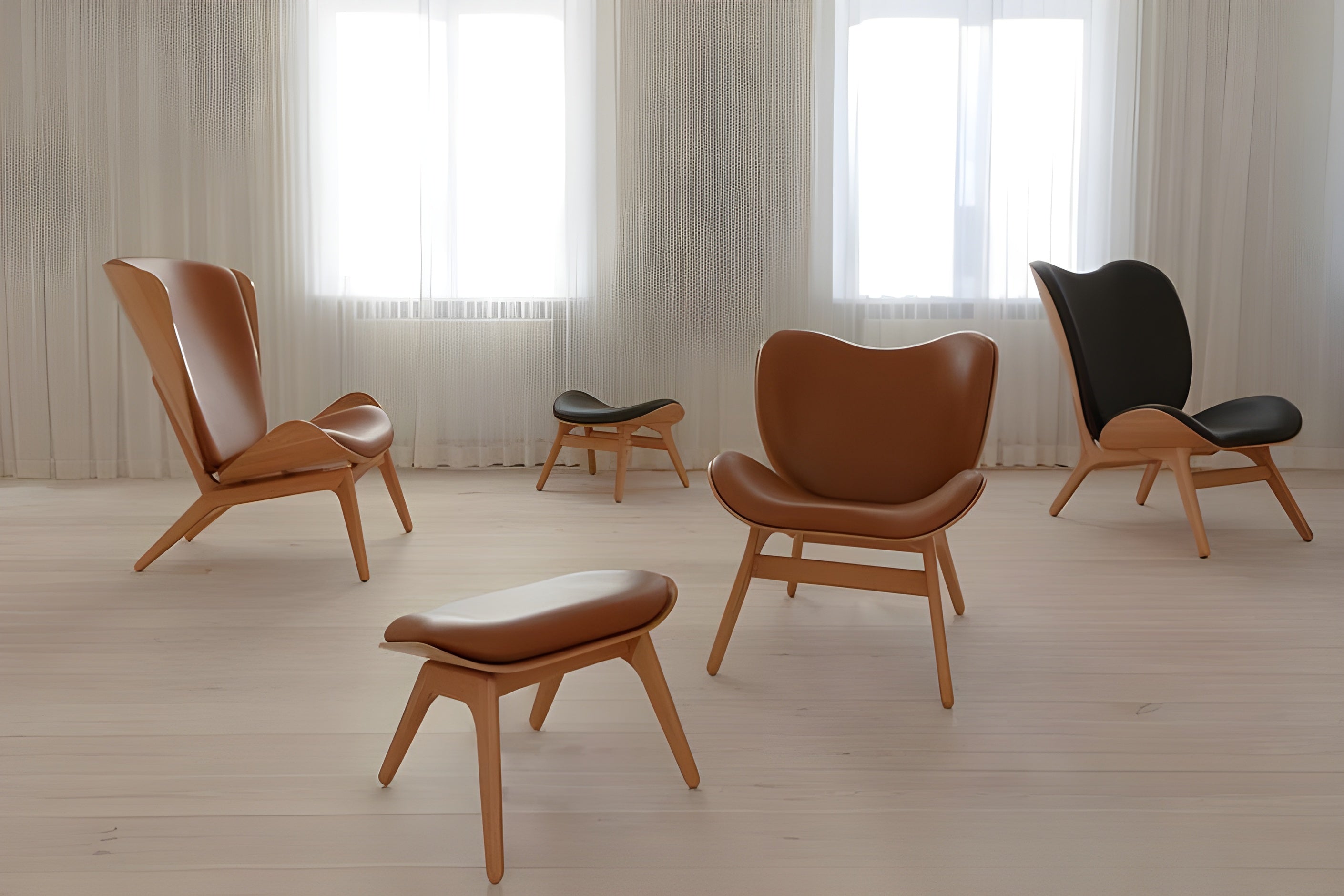 READER armchair in cognac leather with a dark oak base