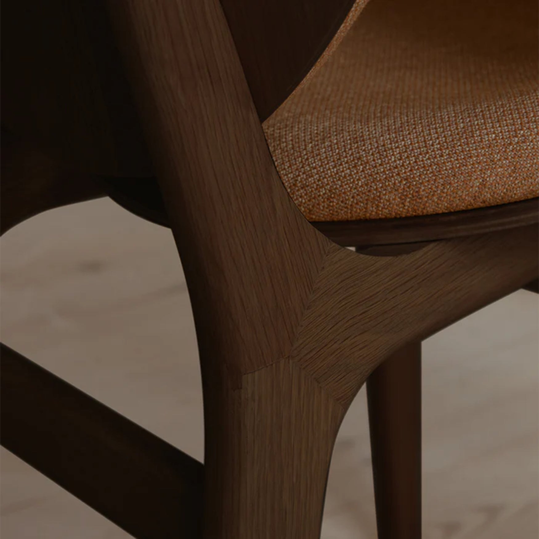 Židle CONVERSATION hnědá s tmavě dubovou základnou