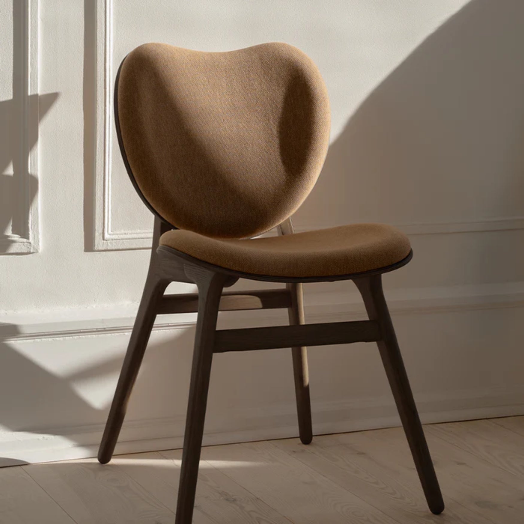 Židle CONVERSATION hnědá s tmavě dubovou základnou