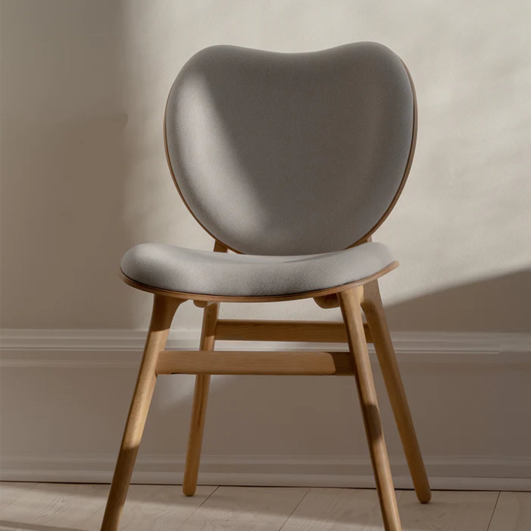 Židle CONVERSATION bílá s dubovým podstavcem