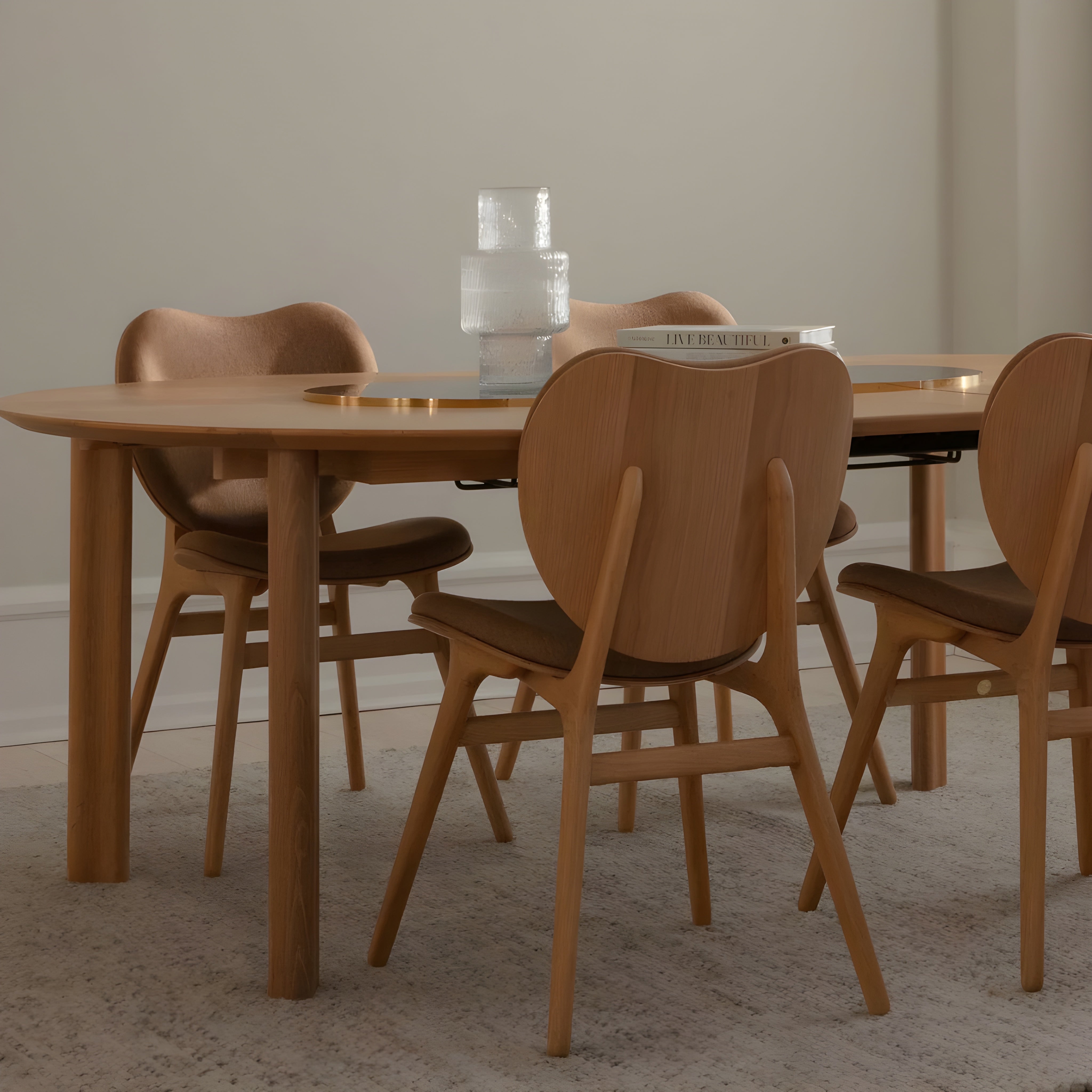 COMFORT CIRCLE round extendable table made of oak with a brass pedestal