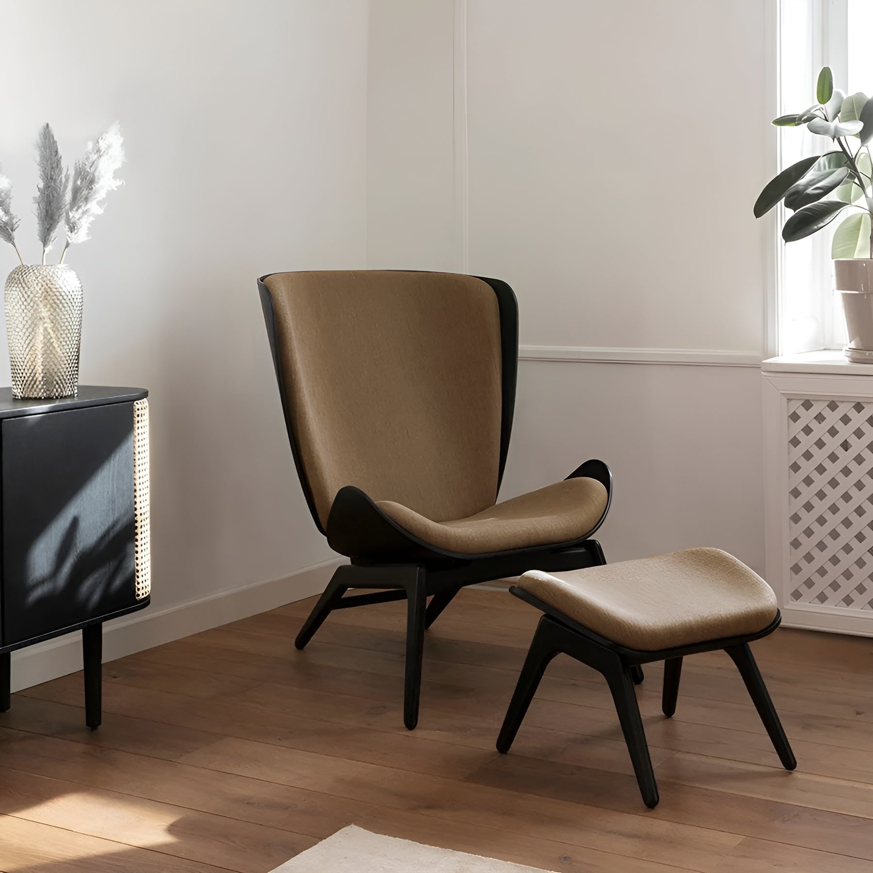 READER footstool in cognac leather with a dark oak base