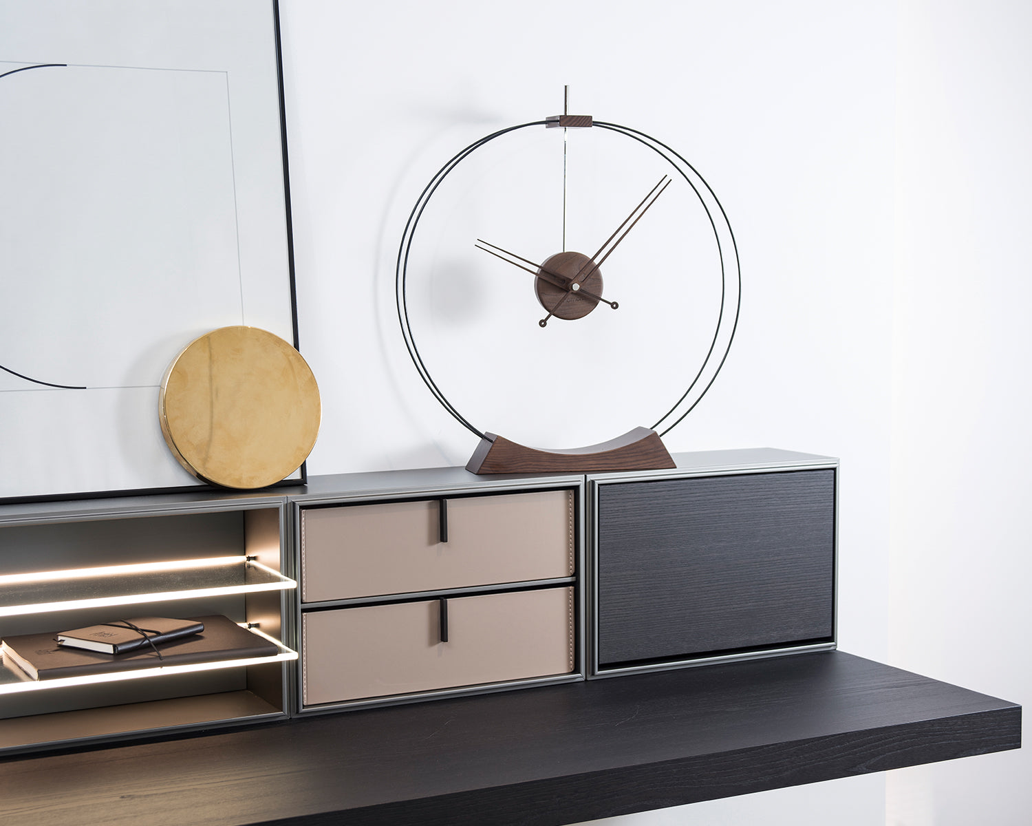 Stolní hodiny AIRE z jasanového dřeva s černou barvou