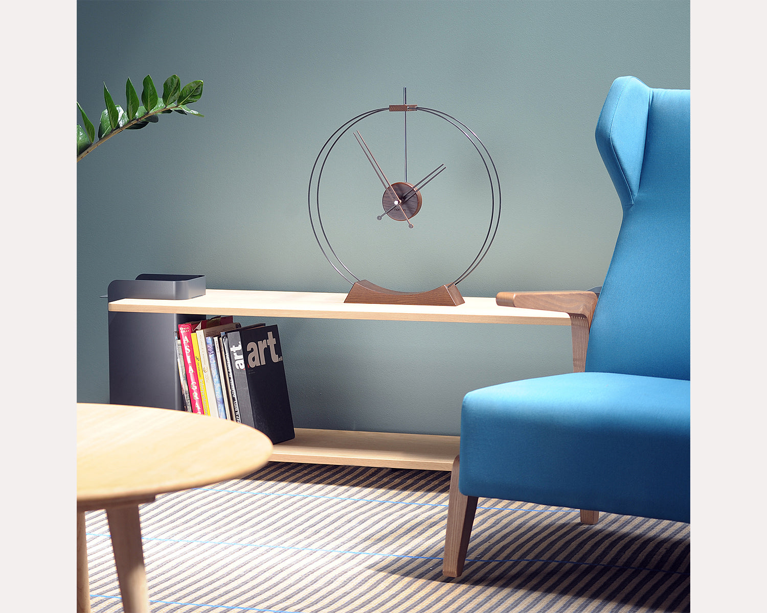 Stolní hodiny AIRE z jasanového dřeva s černou barvou