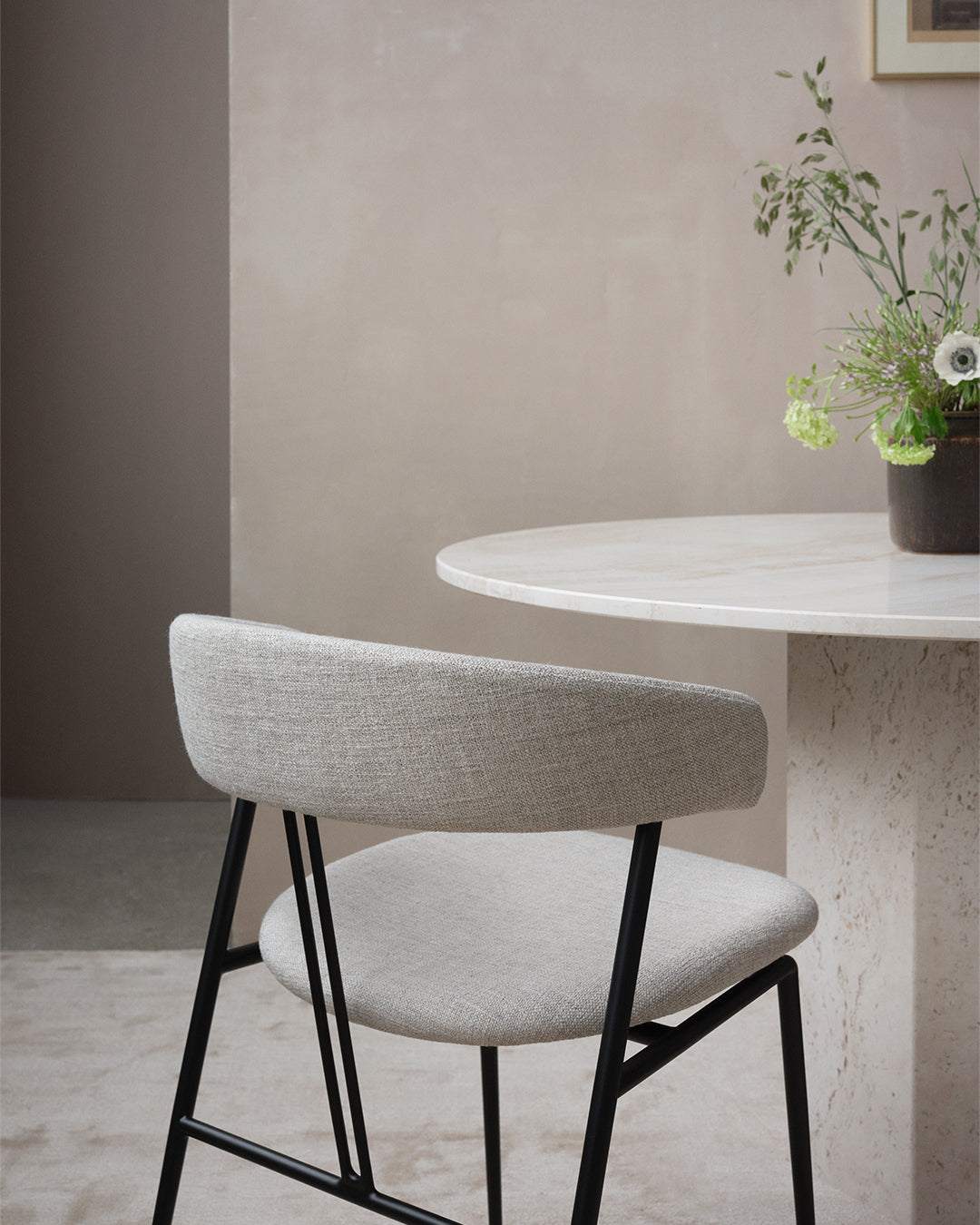 VIOLIN upholstered chair with black base