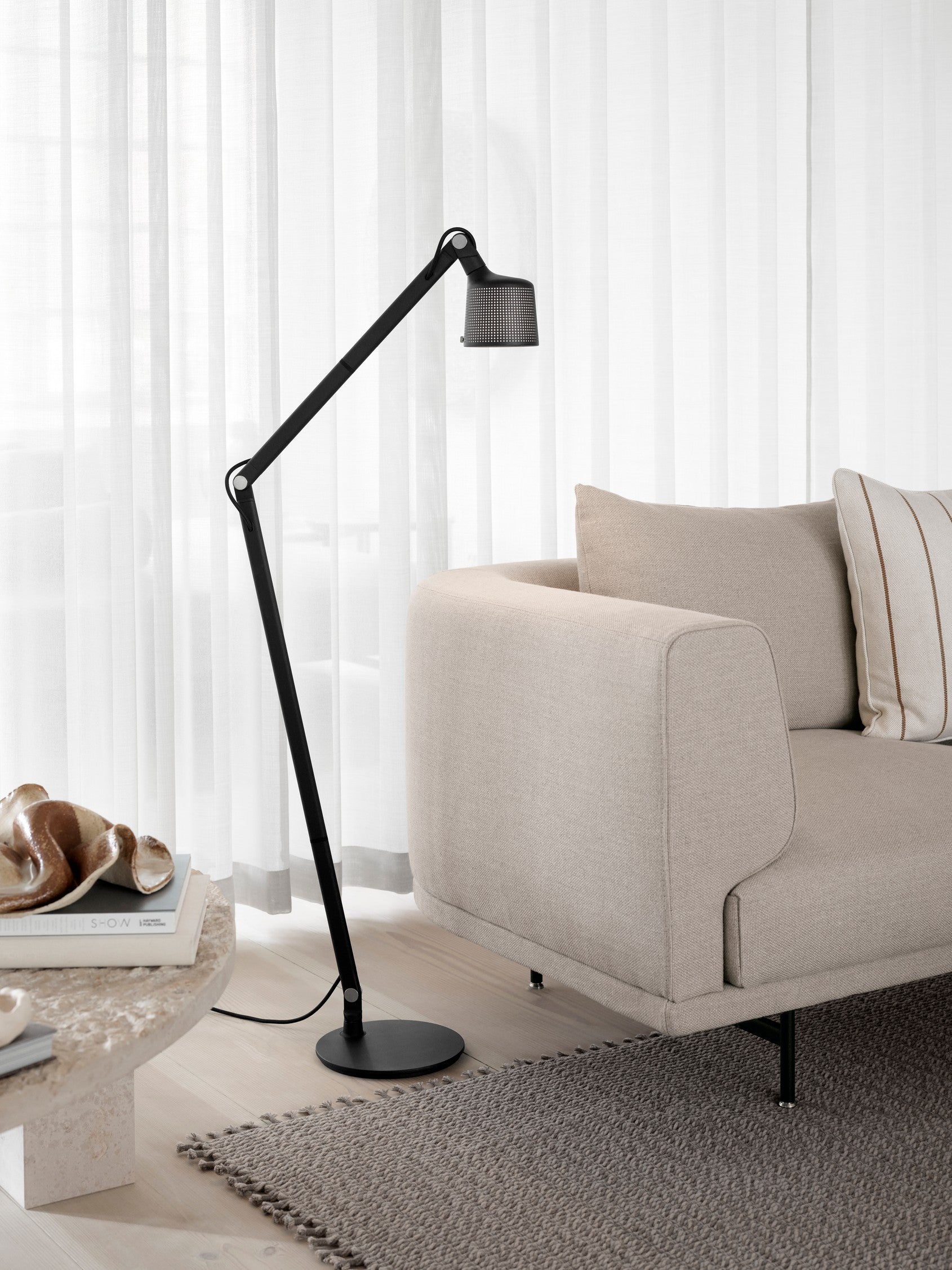 Lampa stojąca 525 czarny metal – Vipp