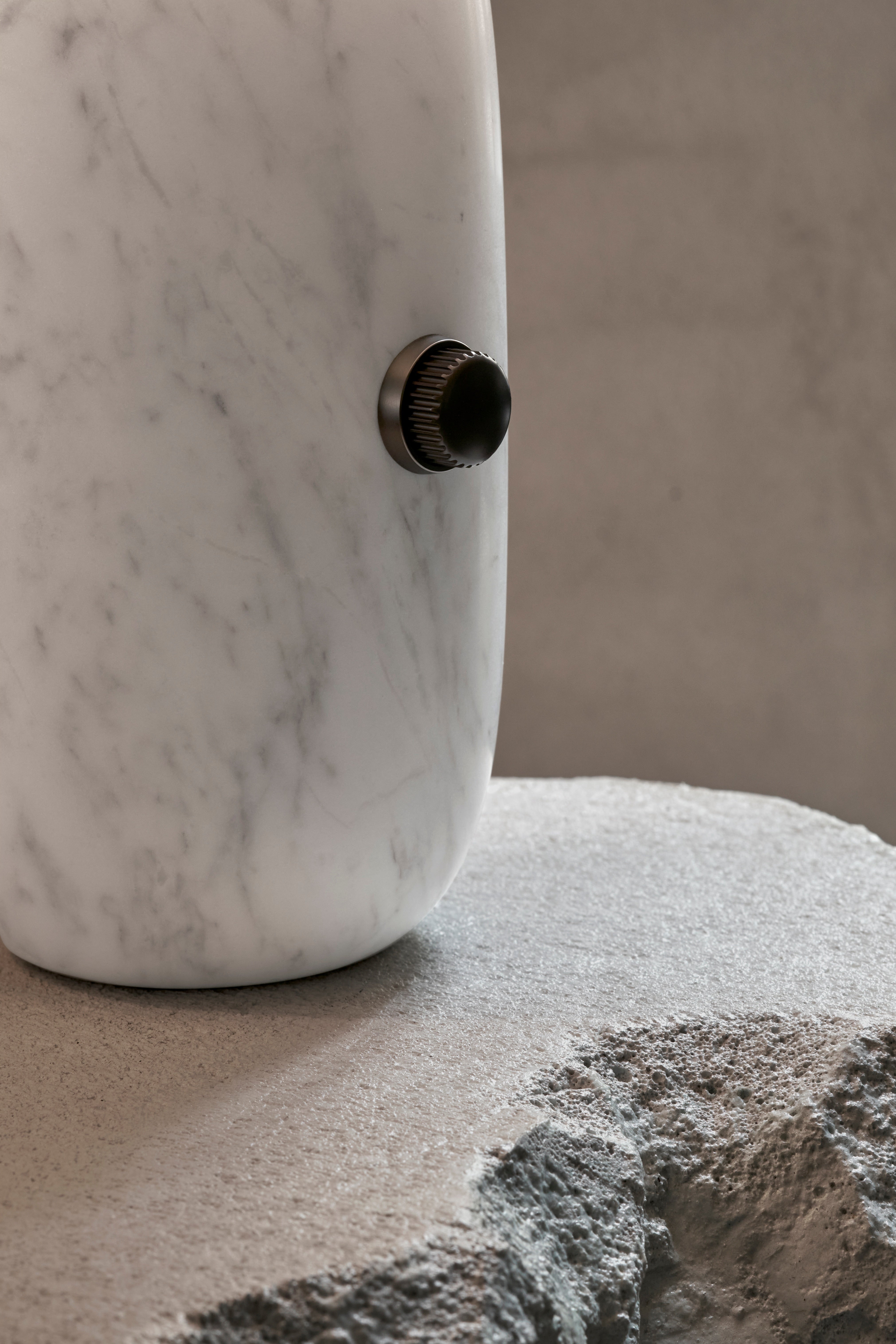 Stolní lampa SCULPTURE bílý mramor