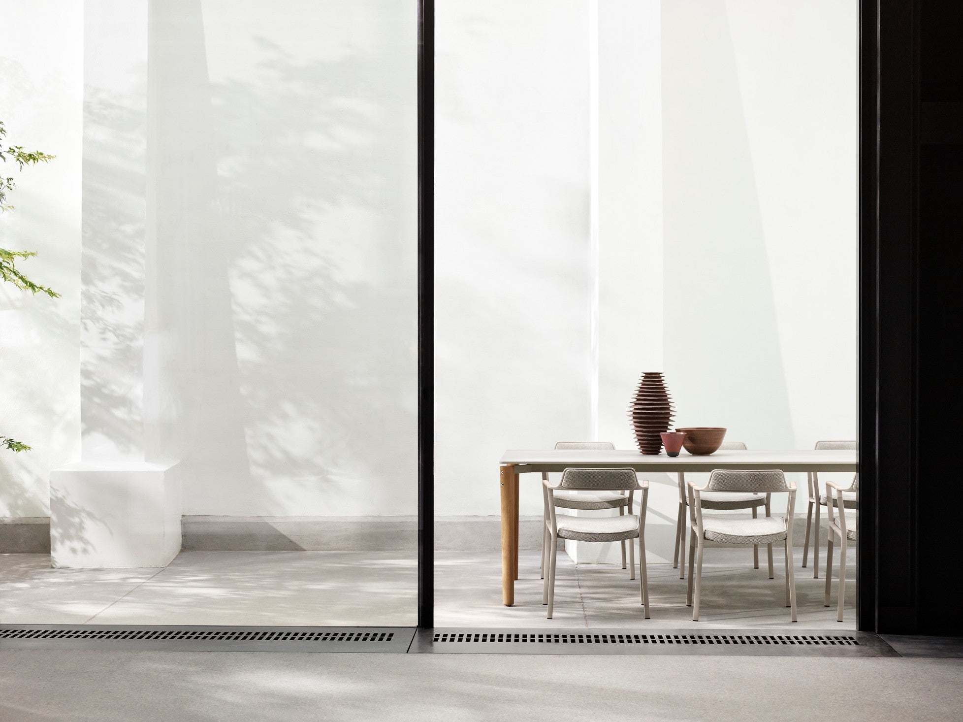 Stół zewnętrzny 718 ceramiczny blat z drewnianą podstawą na taras i do ogrodu – styl minimalistyczny