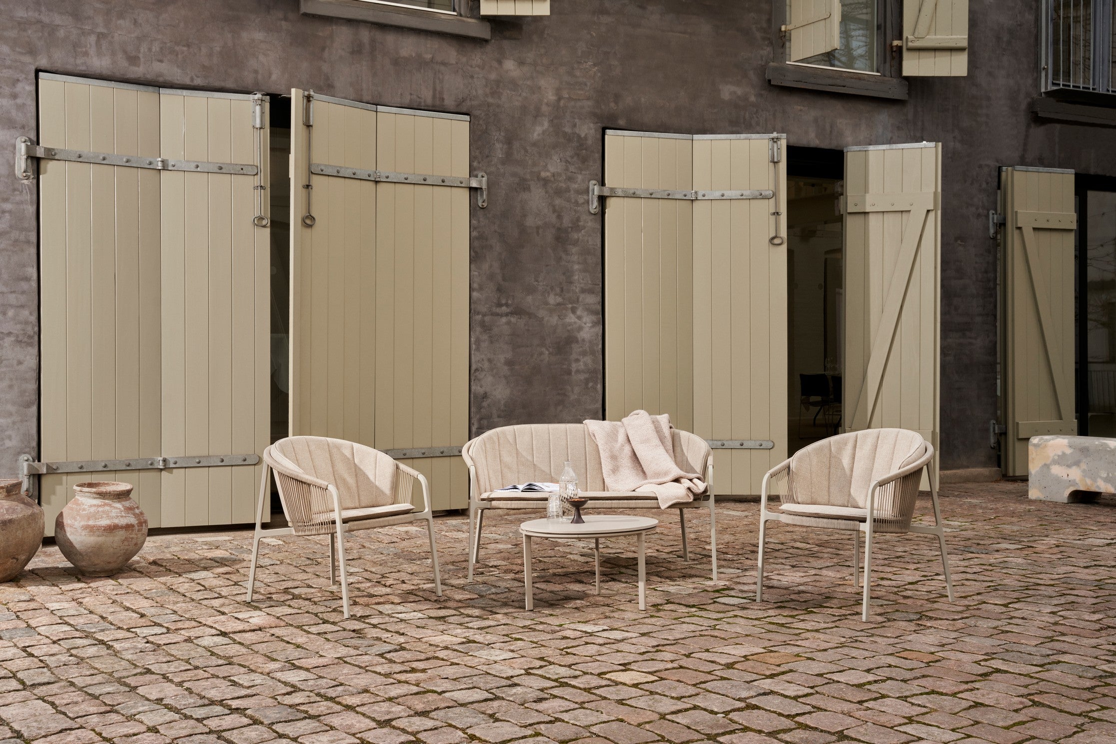 Stolik kawowy zewnętrzny 714 jasnoszary z ceramicznym blatem, marka Vipp