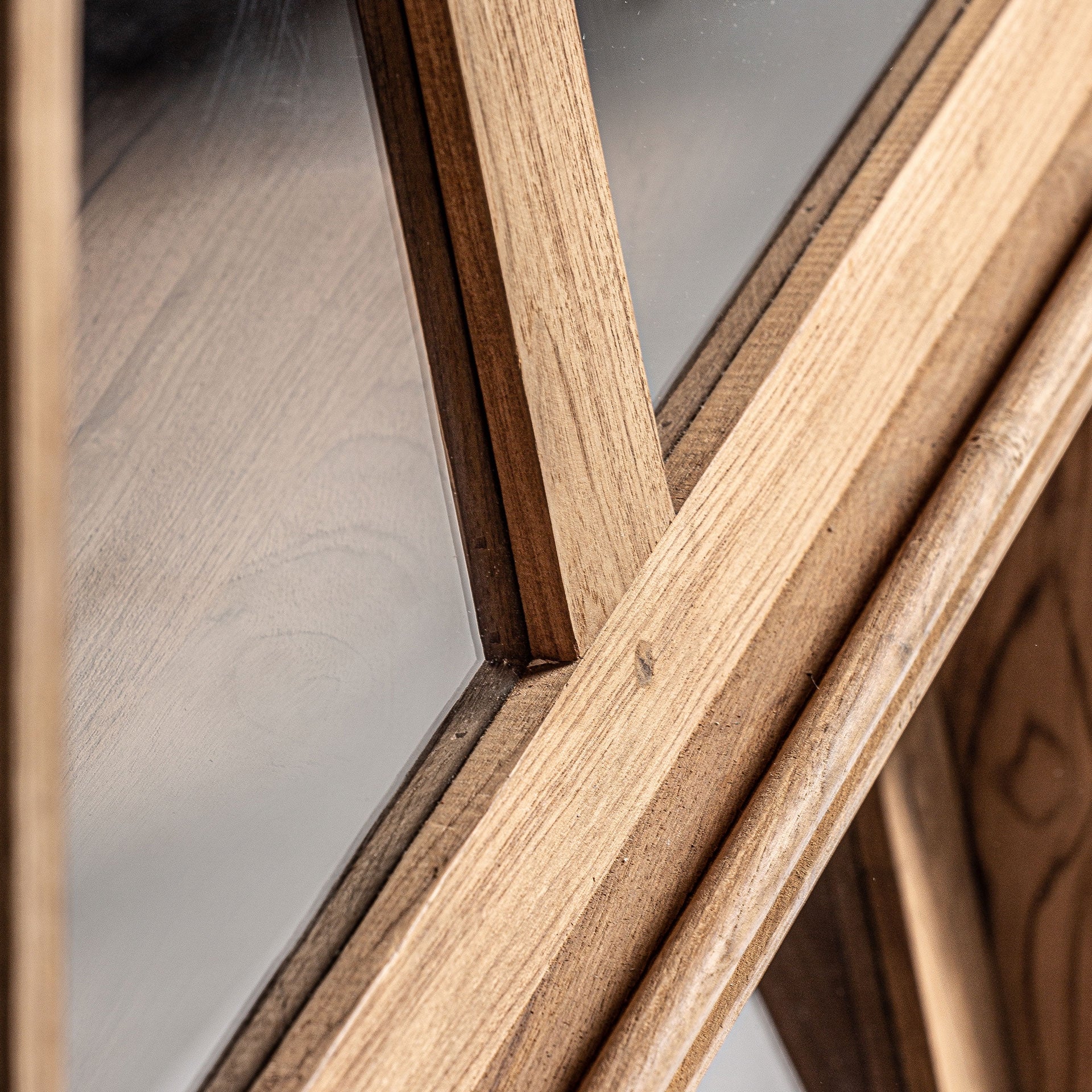 Vitrína BACKLYN z recyklovaného teakového dřeva