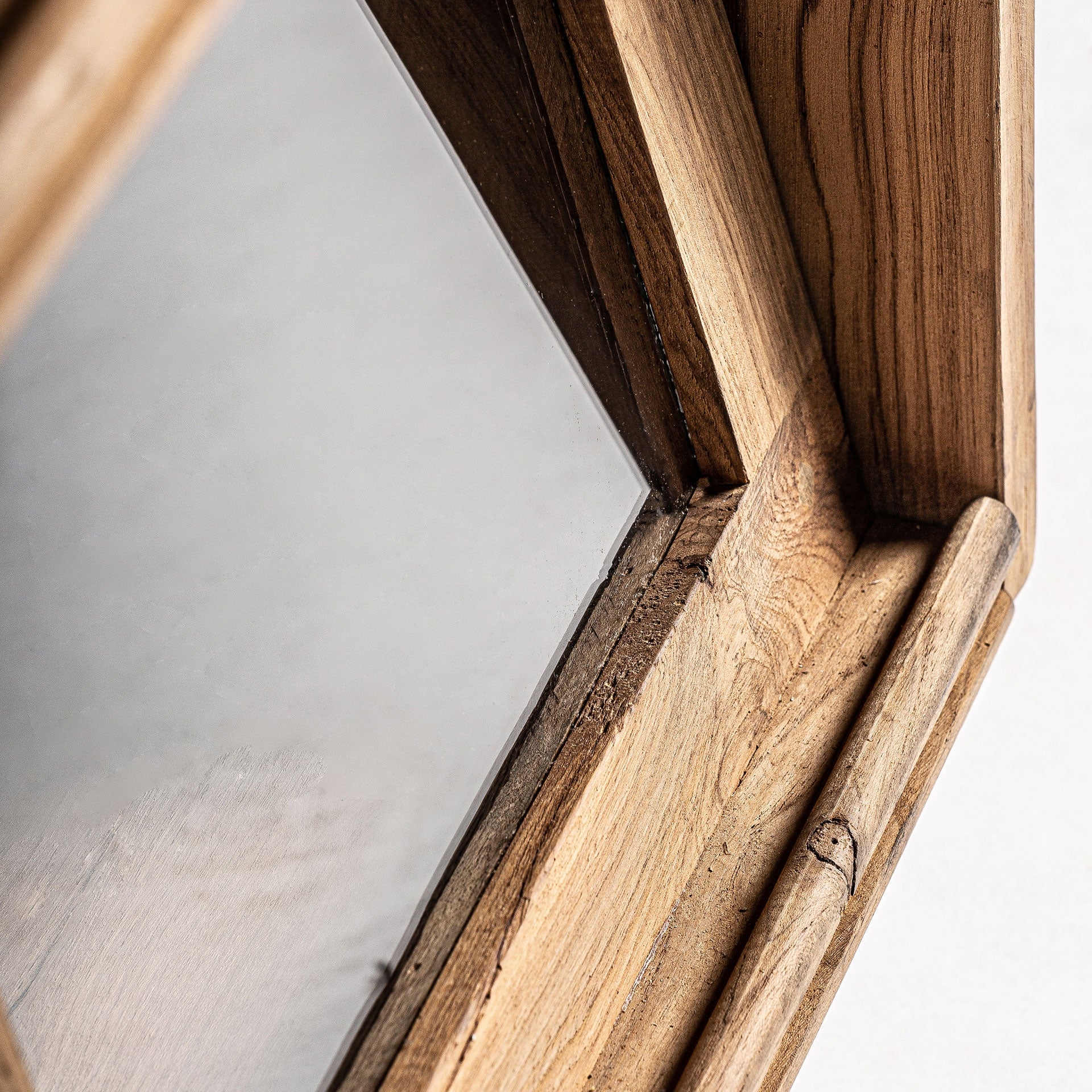 Vitrína BACKLYN z recyklovaného teakového dřeva