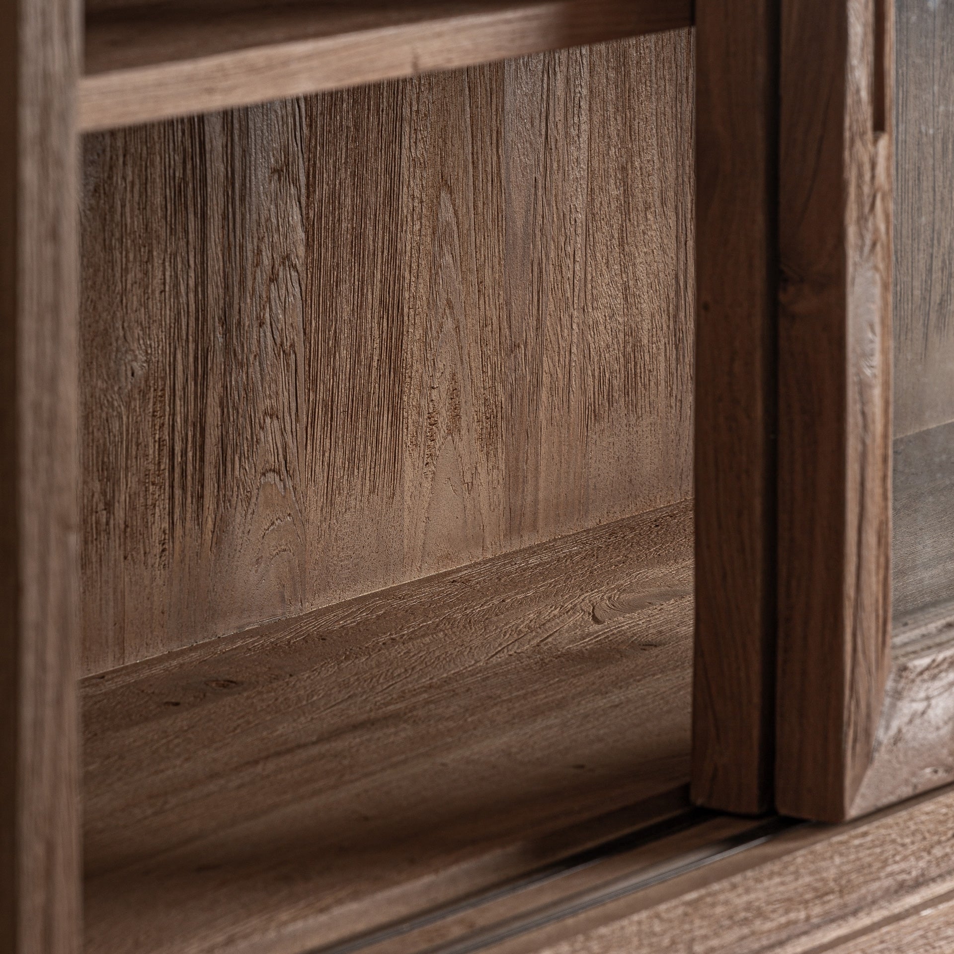 Vitrína BROICH teakové dřevo