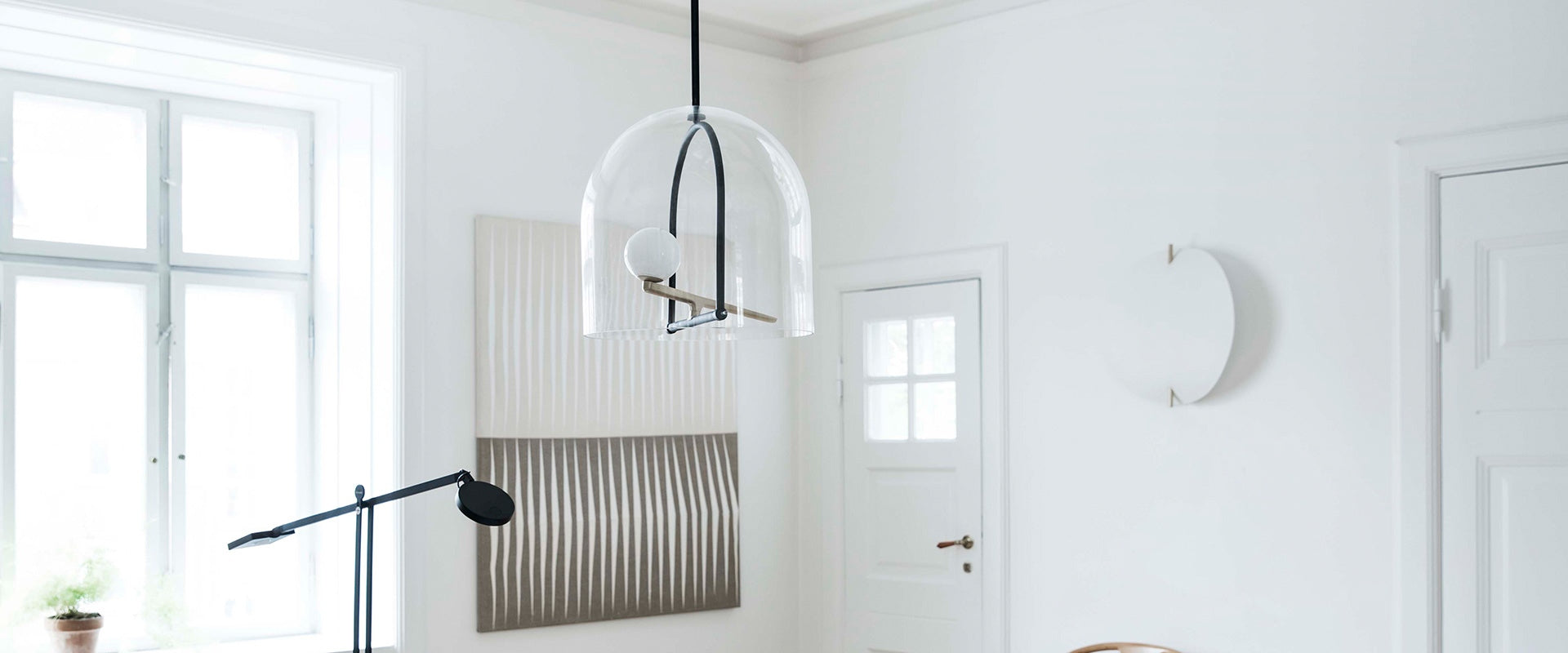 Závěsné svítidlo YANZI černé se zlatým a skleněným stínidlem