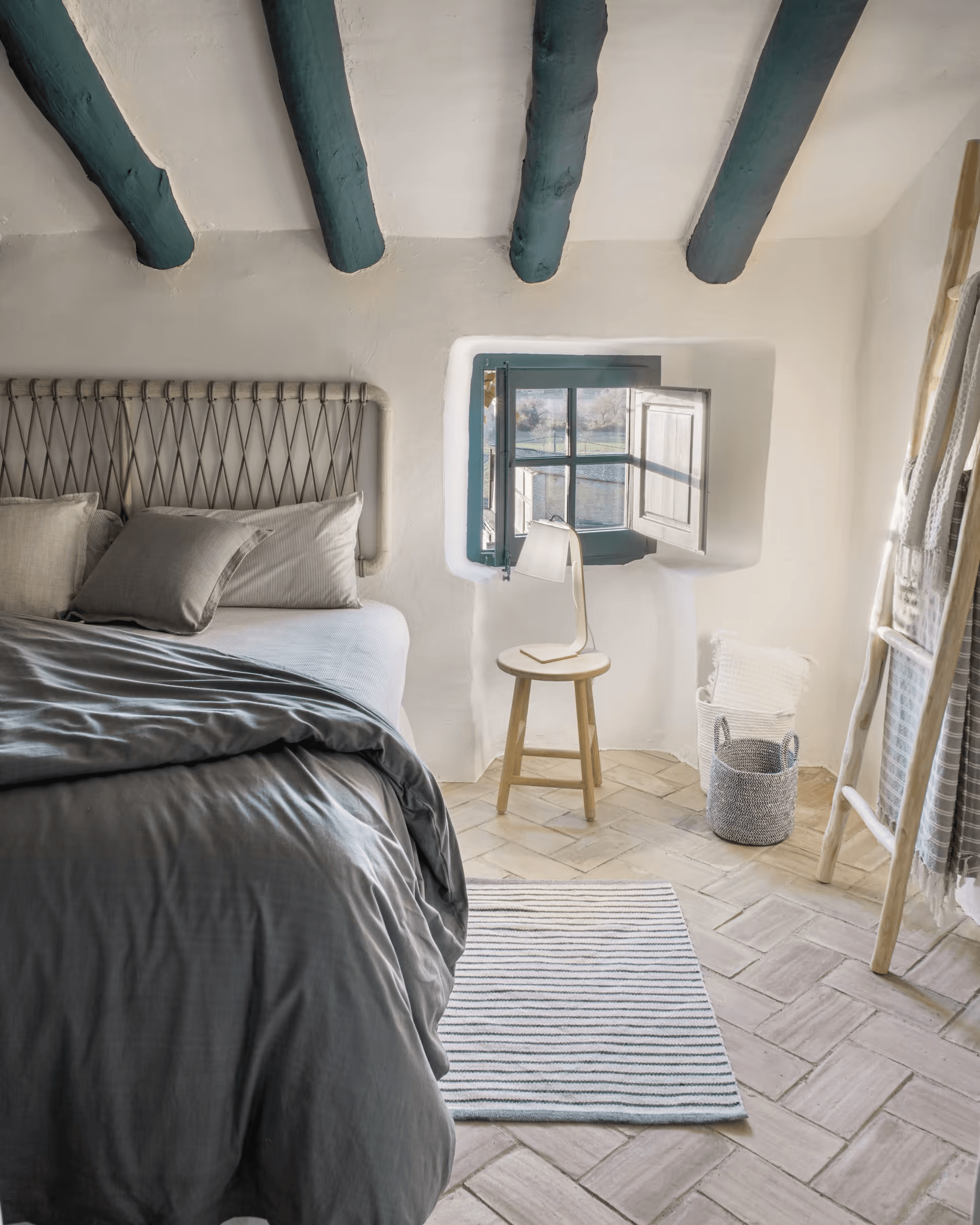 Zagłówek ABERASH lite drewno mindi La Forma Eye on Design