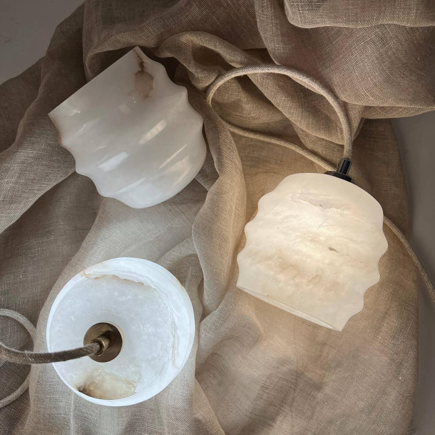 Żyrandol alabastrowy KALLIOPE mosiężny Embassy Interiors Eye on Design