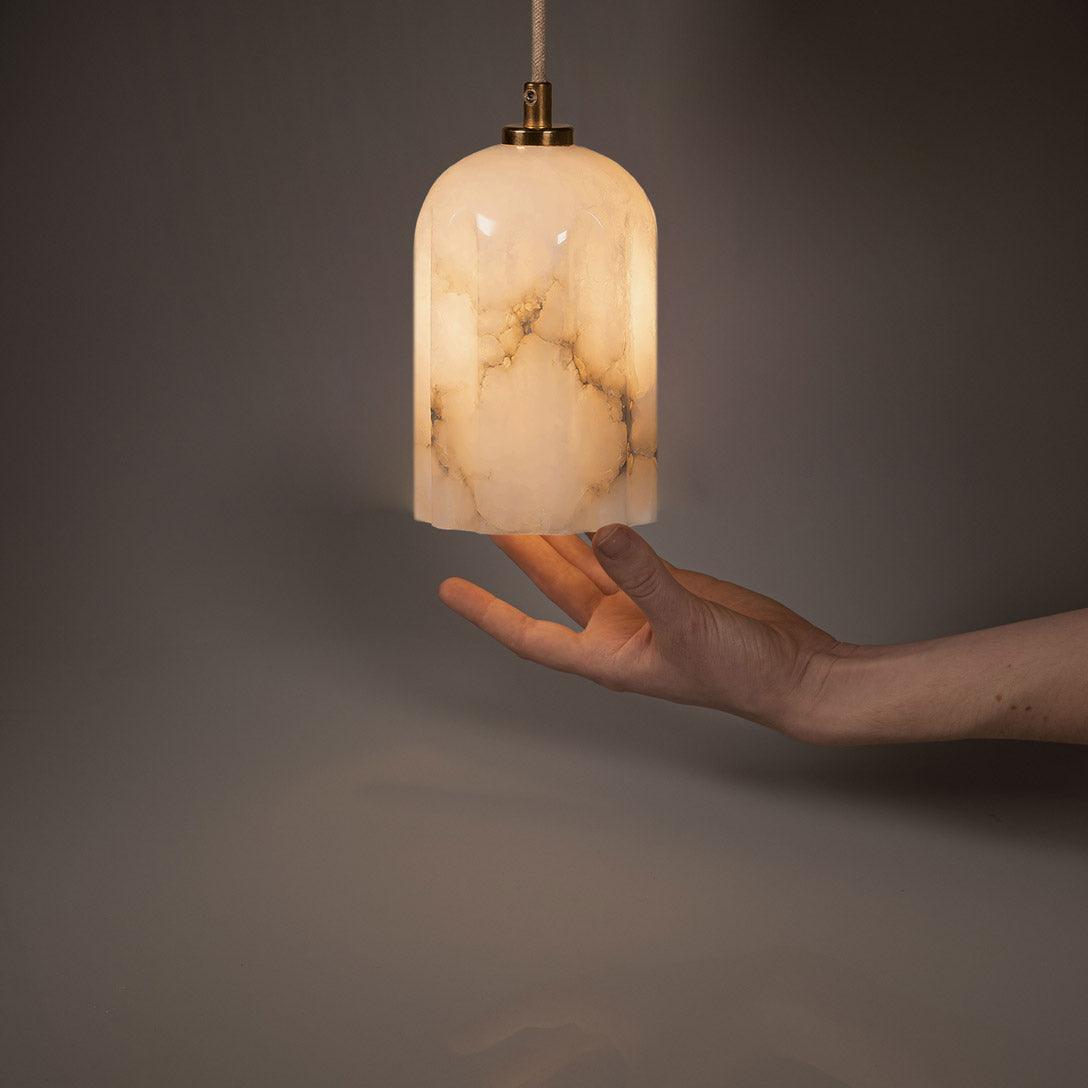 Żyrandol alabastrowy URANIA mosiężny Embassy Interiors Eye on Design