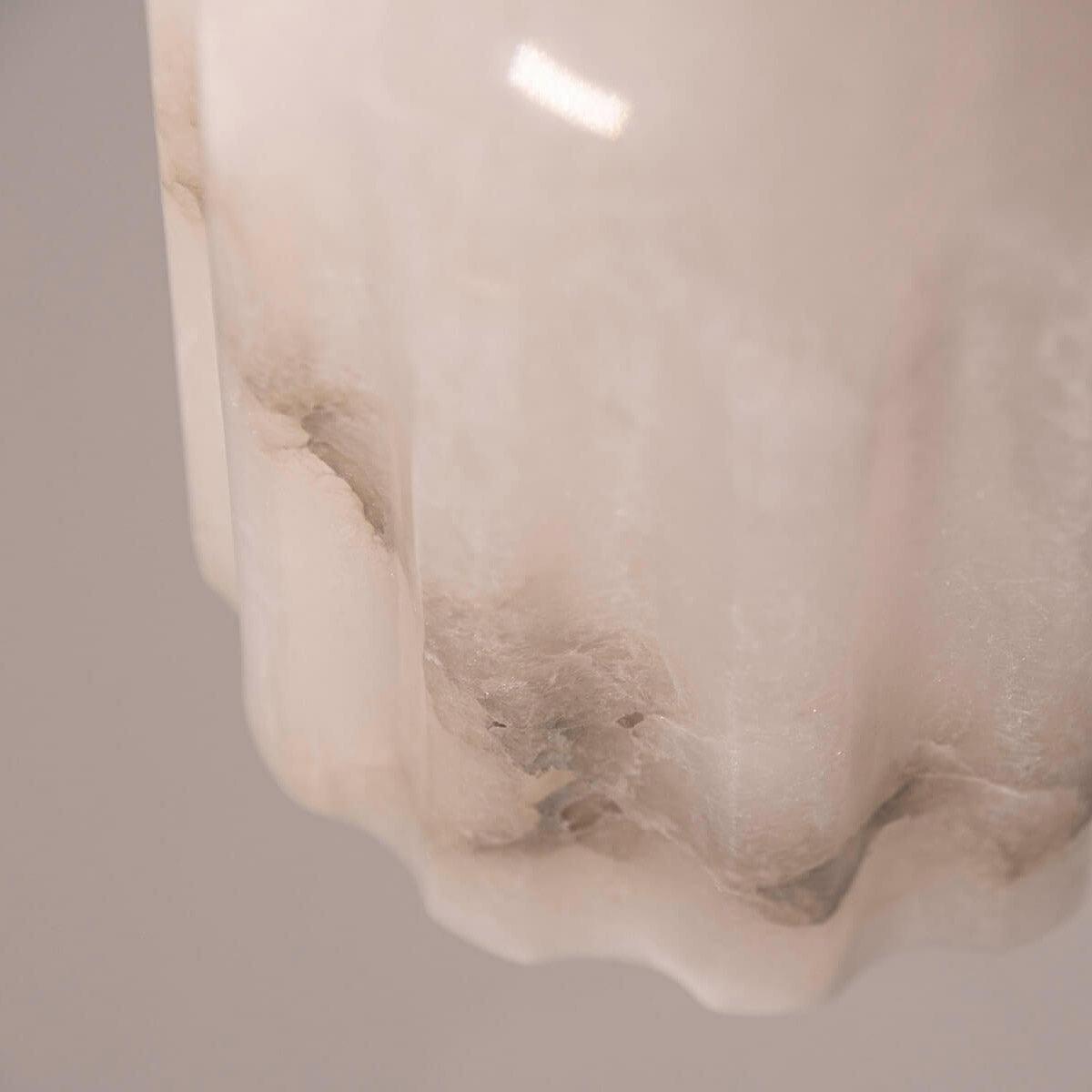 Żyrandol alabastrowy URANIA mosiężny Embassy Interiors Eye on Design