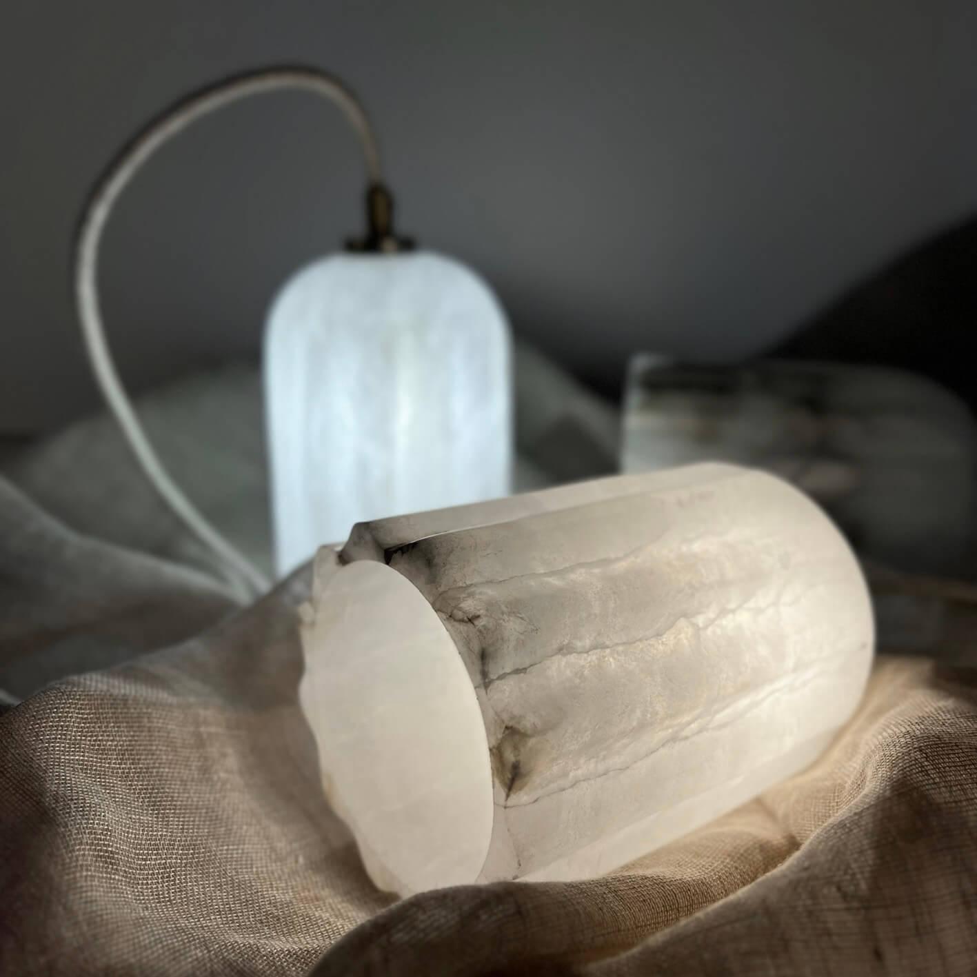 Żyrandol alabastrowy URANIA mosiężny Embassy Interiors Eye on Design