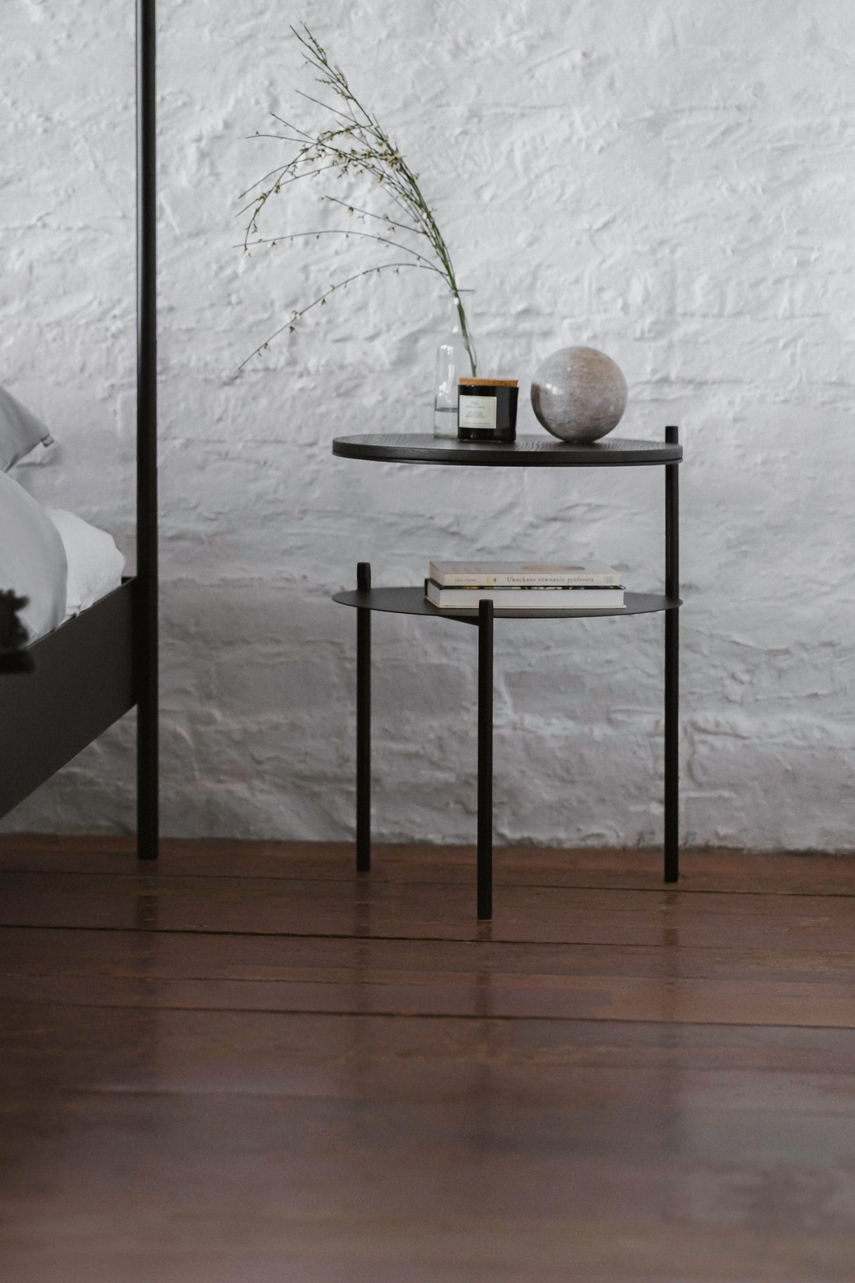 Stolik TU czarny dąb z czarną podstawą – styl minimalistyczny