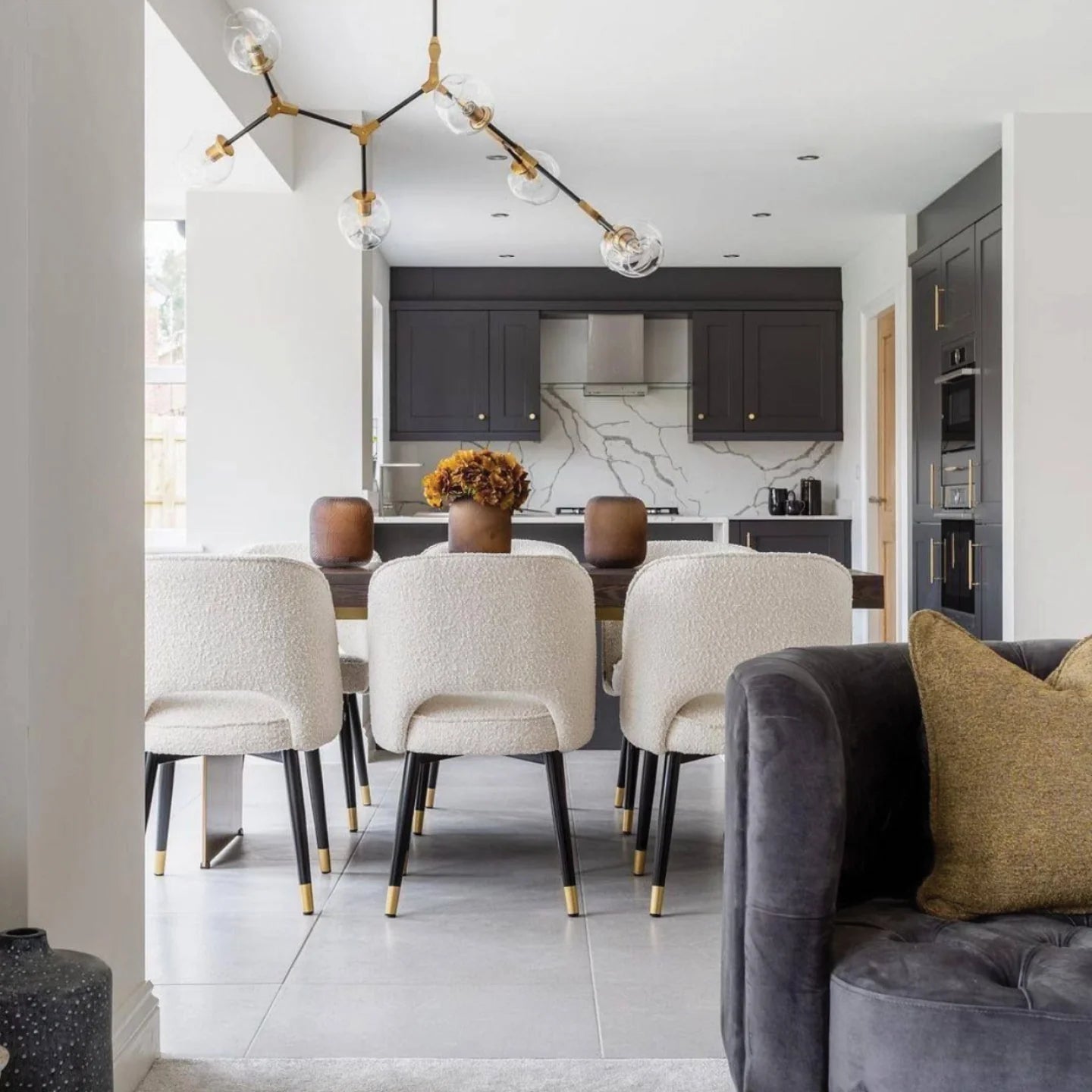 Zestaw krzeseł w tkaninie boucle CLIFF kremowy – mosiądz