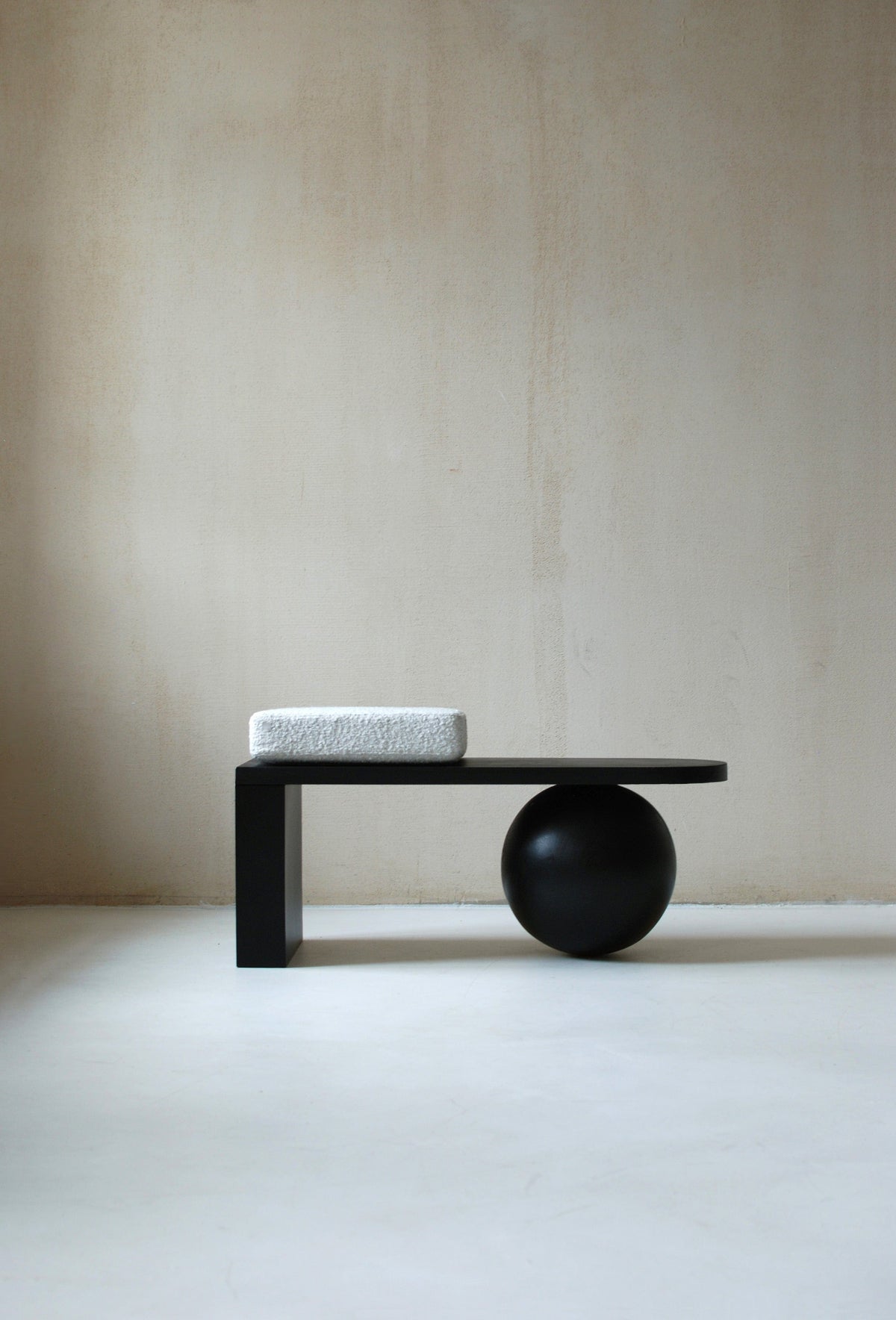 Stolik HEN drewniany Salak Czarny Stolik z tapicerowanym siedziskiem Eye on Design
