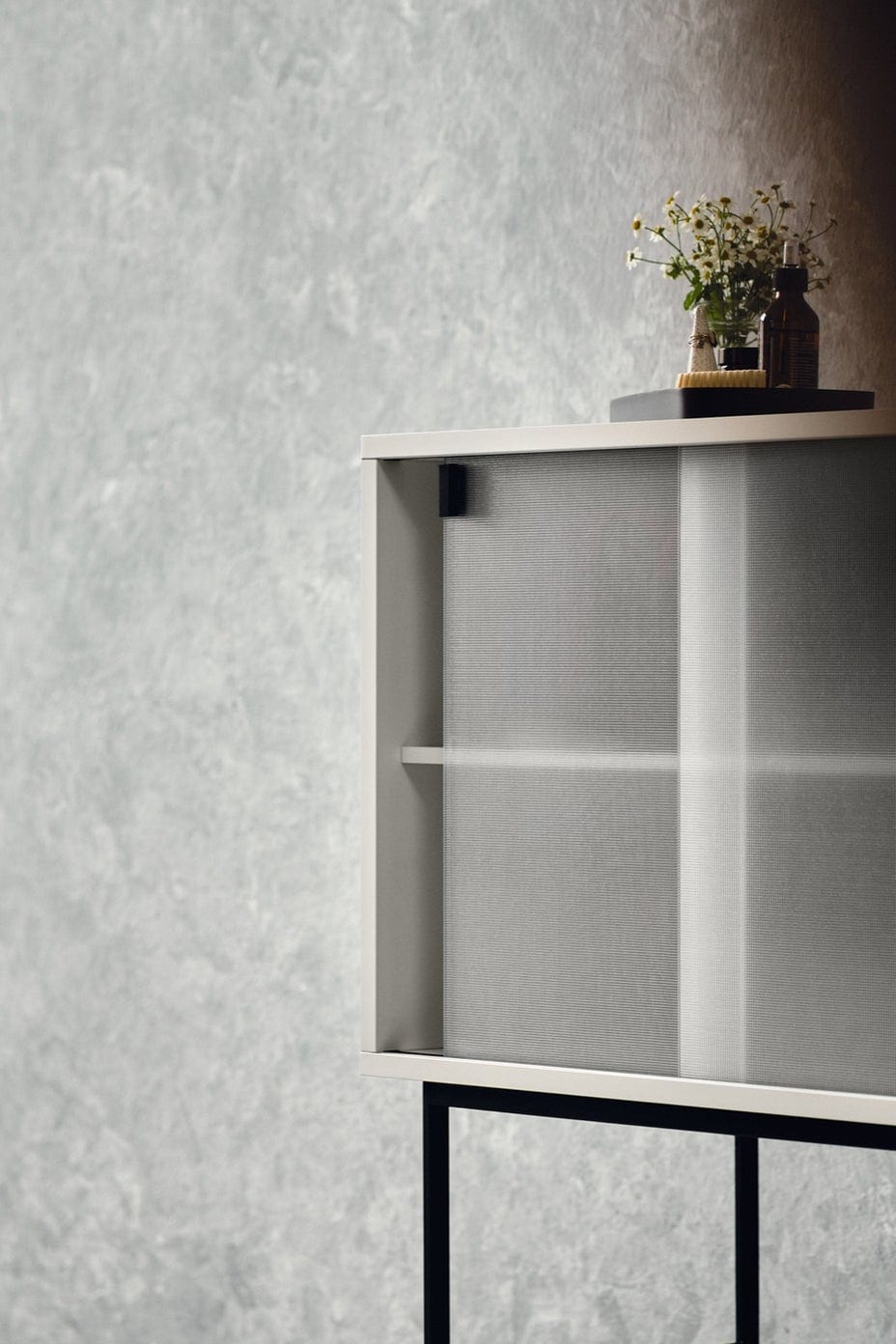 Konsola LEKKO szara z szklanym frontem i czarną podstawą – szkło