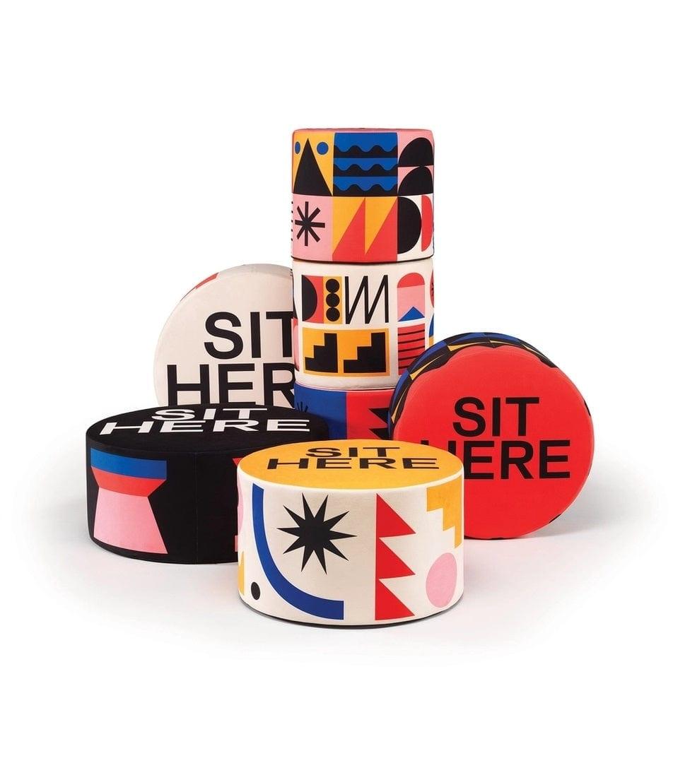 Puf szeroki SIT HERE czerwony Qeeboo Eye on Design