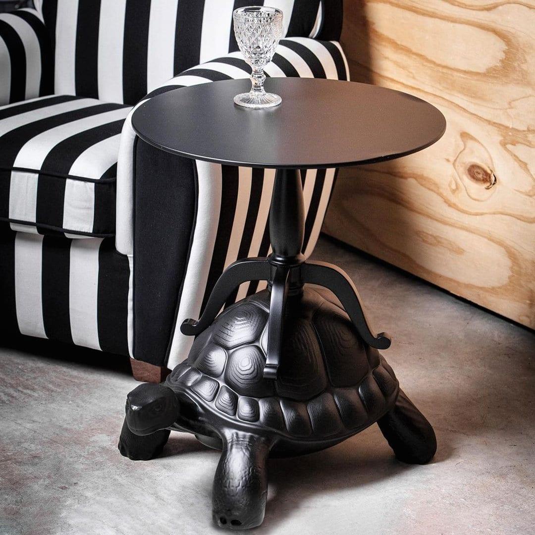Stolik TURTLE CARRY czarny Qeeboo Eye on Design