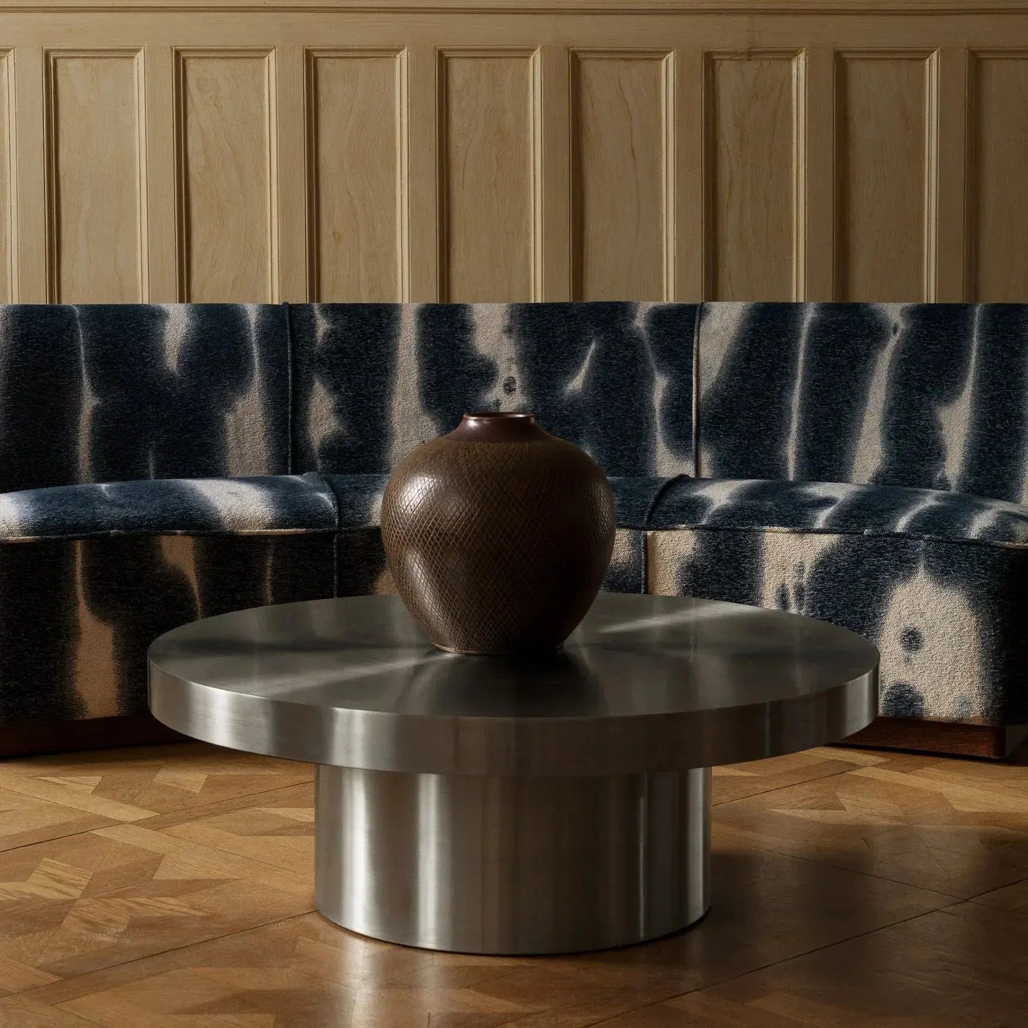 Sofa w stylu vintage w klimatycznym salonie