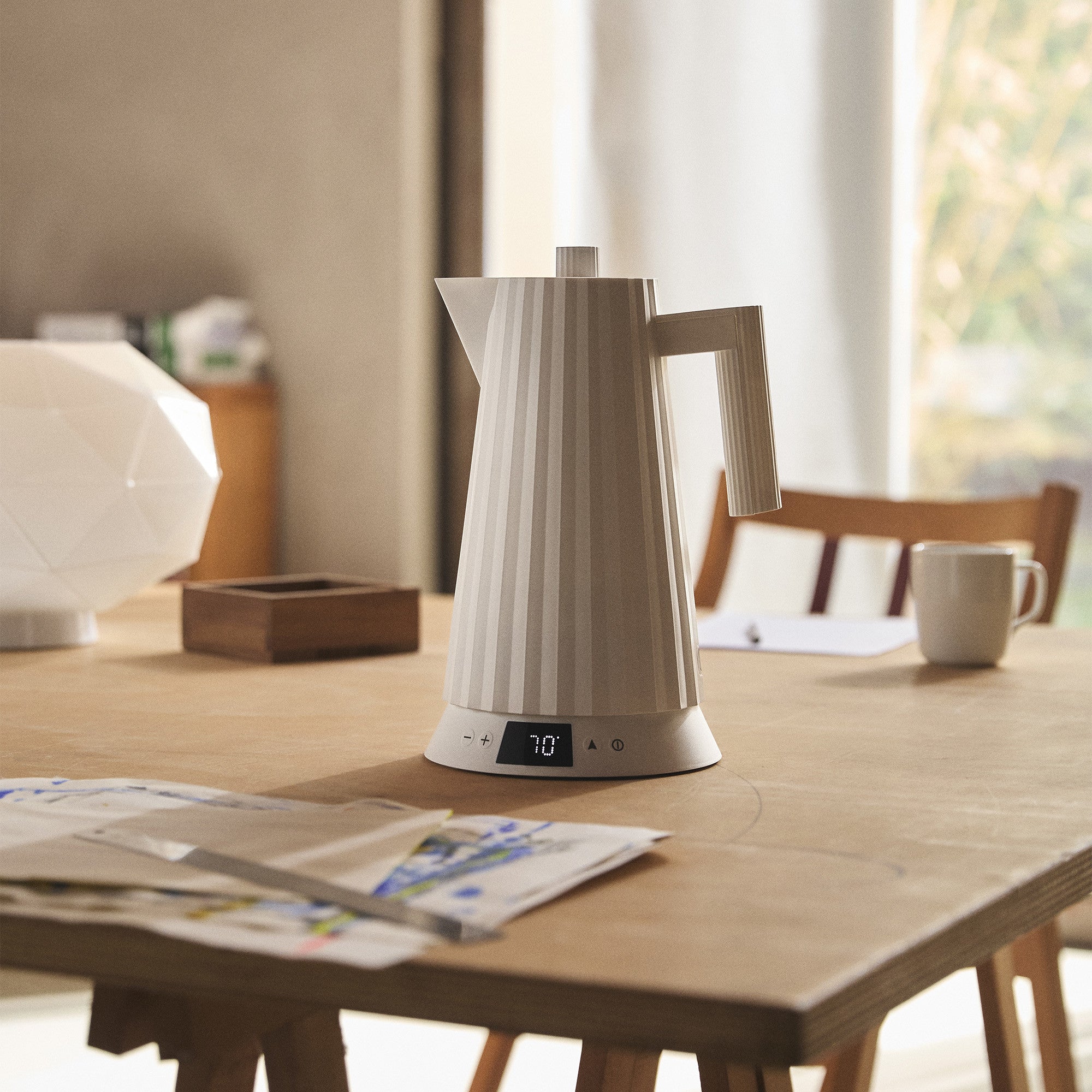 Electric kettle with temperature control PLISSÉ white