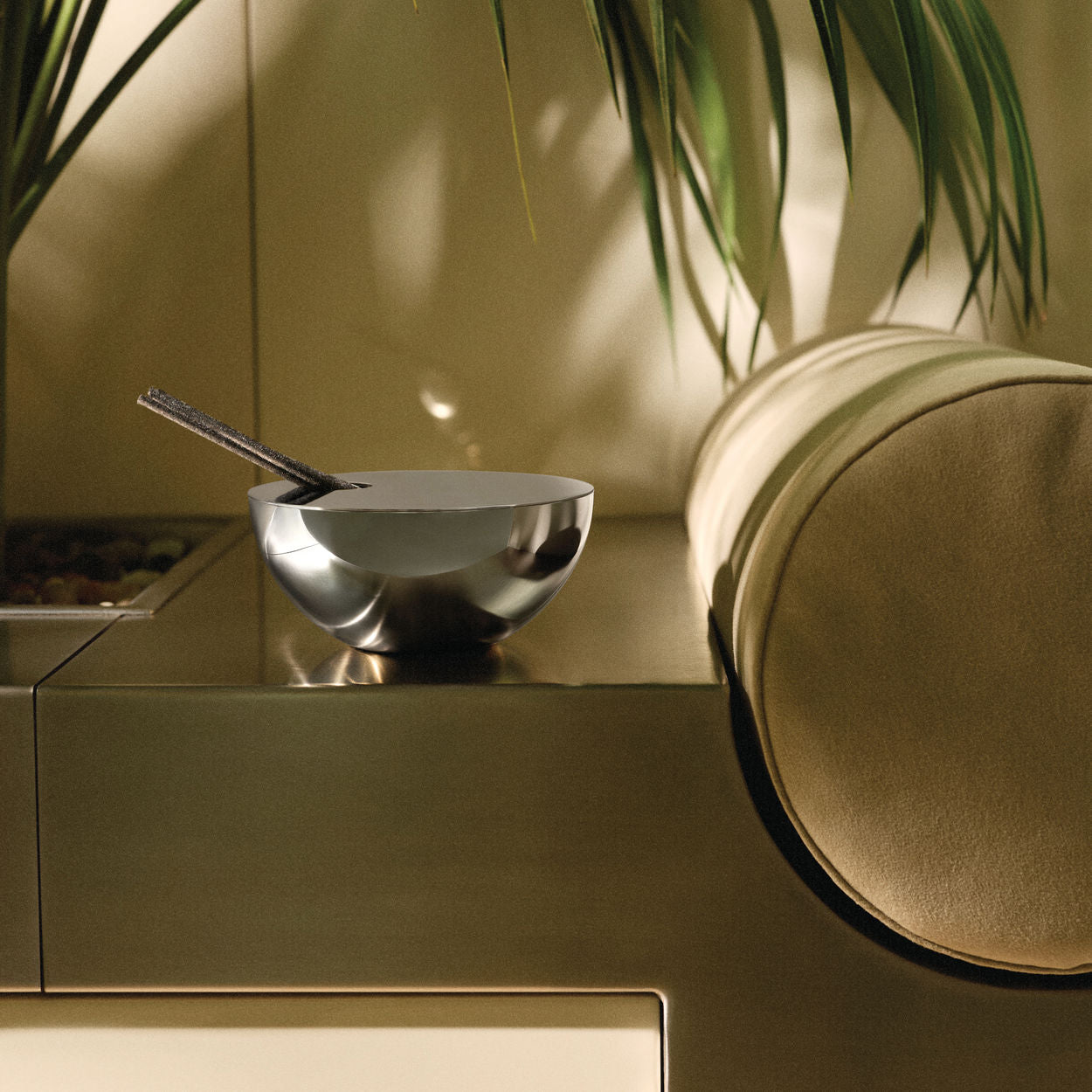 ROCC - MARBLE diffuser fragrance set with woody notes, styrax resin, and leather