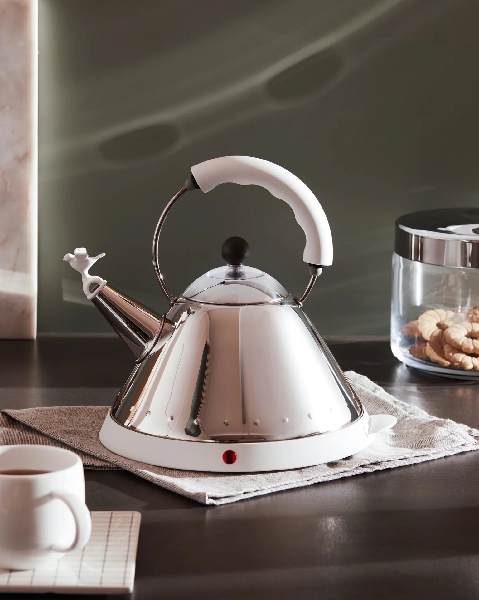 Elektrický konvice MG32 stříbrná s černou