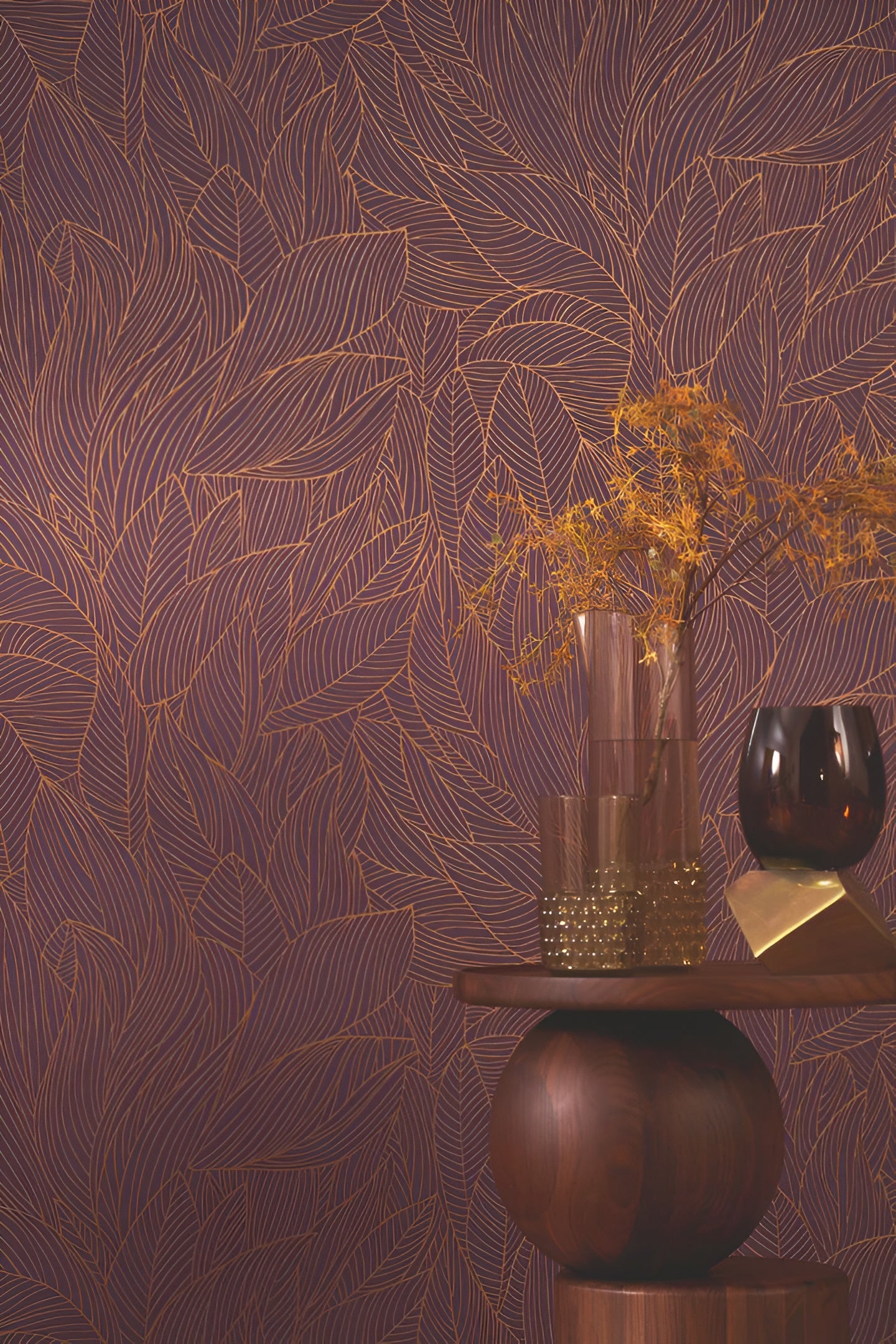 Wallpaper with a plant leaf motif and metallic effect HOSTA - PURPLE/BRONZE in purple with copper