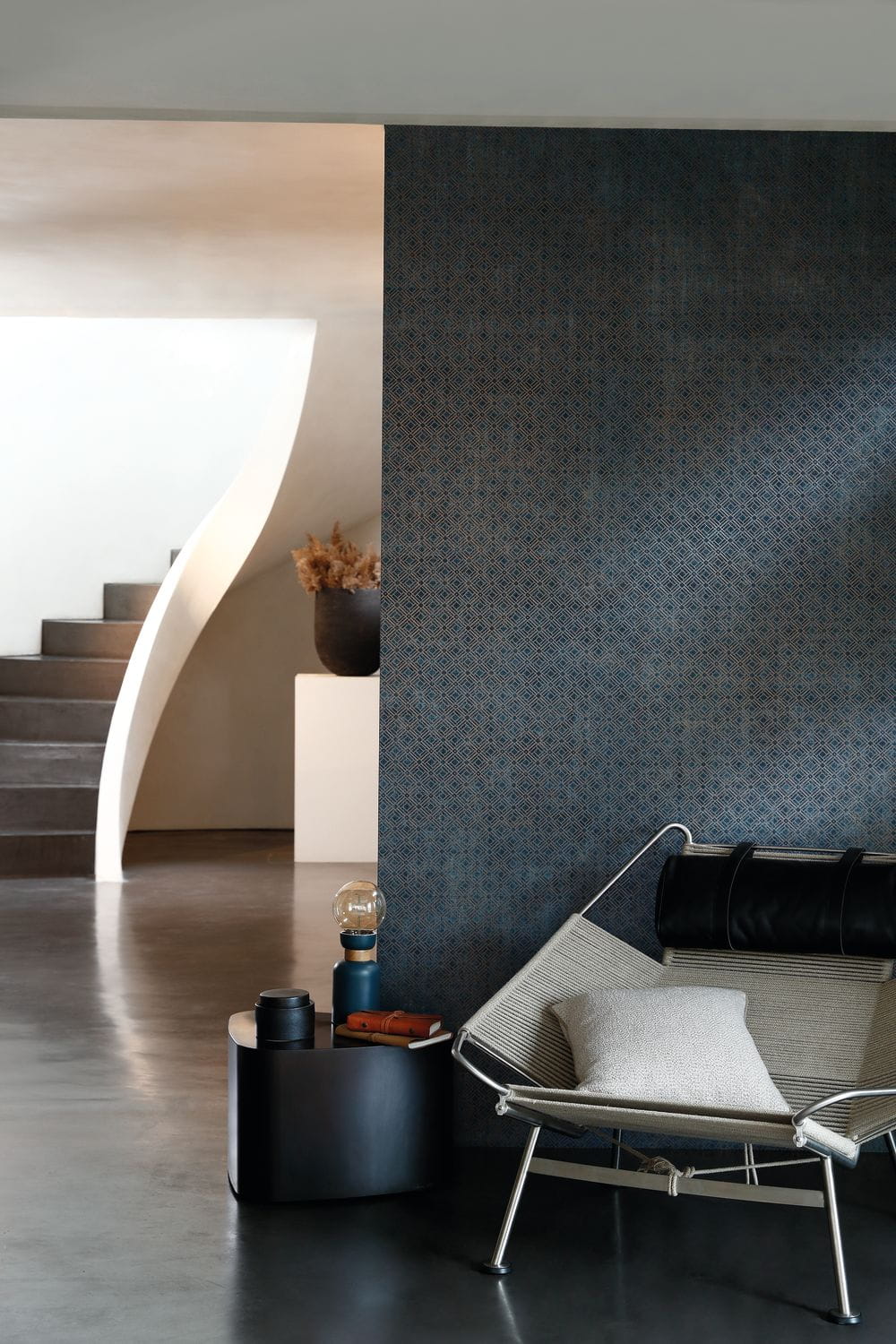 Metalická tapeta s geometrickým vzorem KHEOPS - BÍLÁ s hnědou