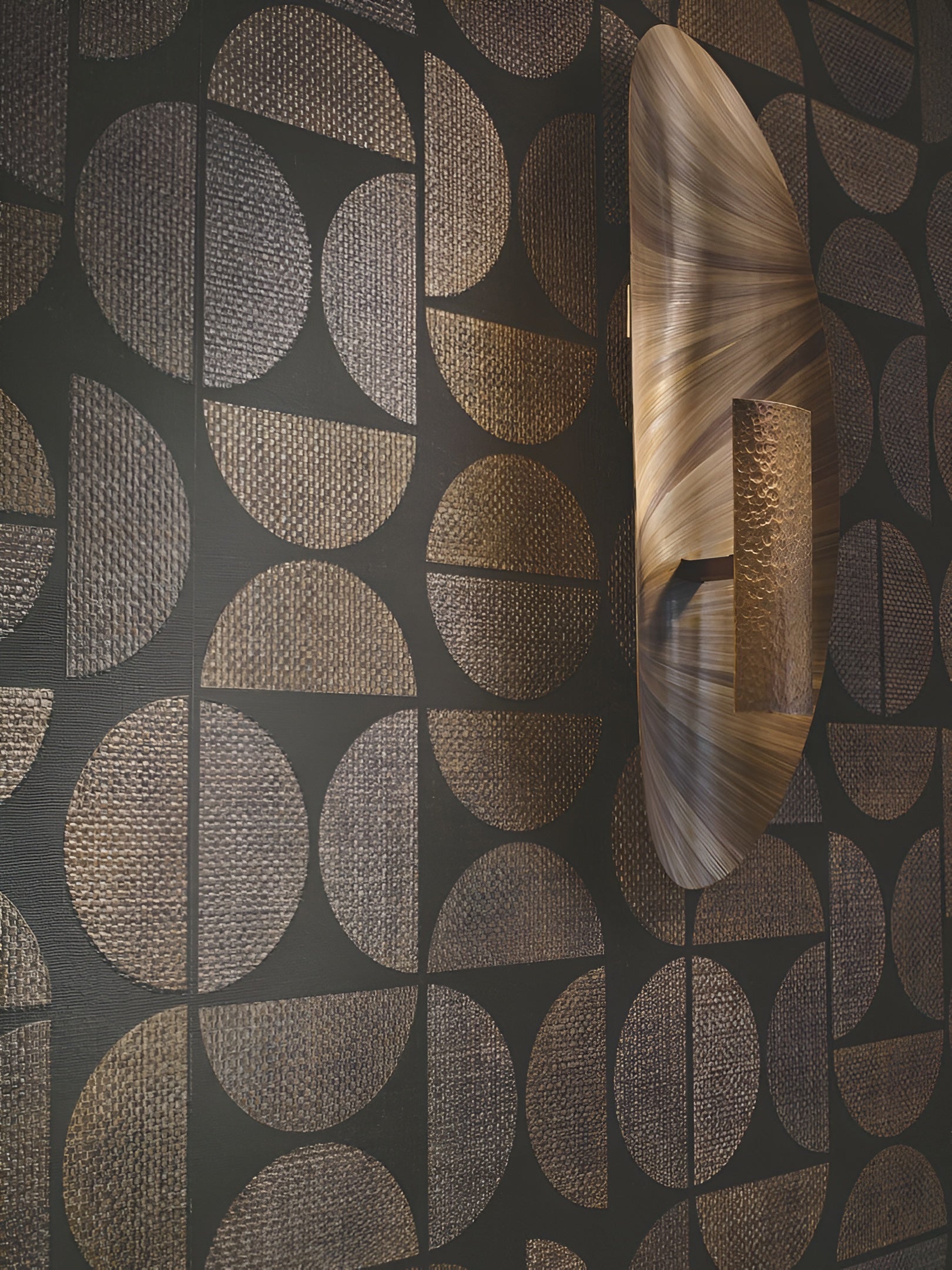 Structural wallpaper imitating raffia with a geometric pattern DUALIS - AMANDE DOUCE almond