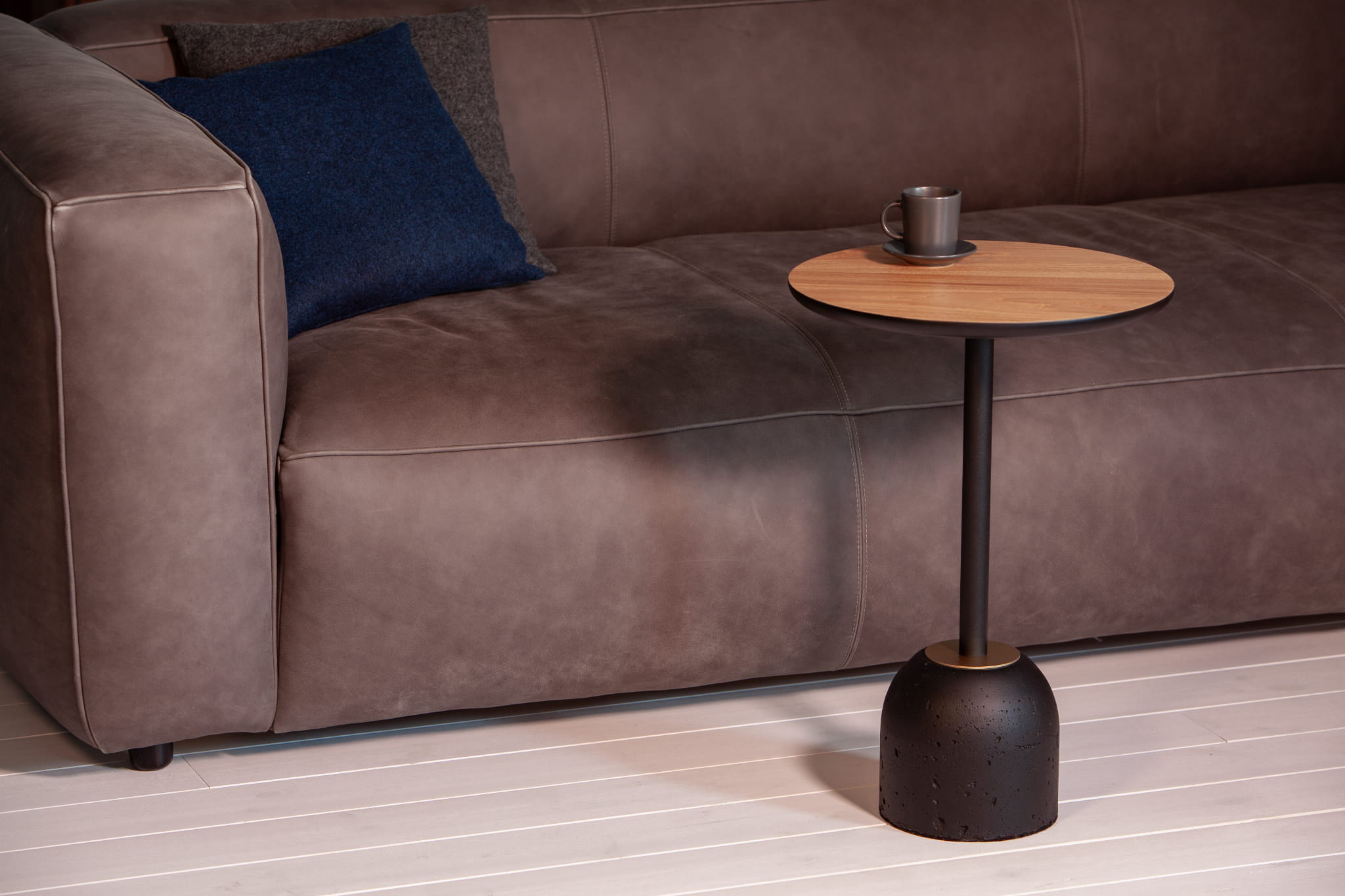 Stolik kawowy BET fornir orzechowy z betonową podstawą