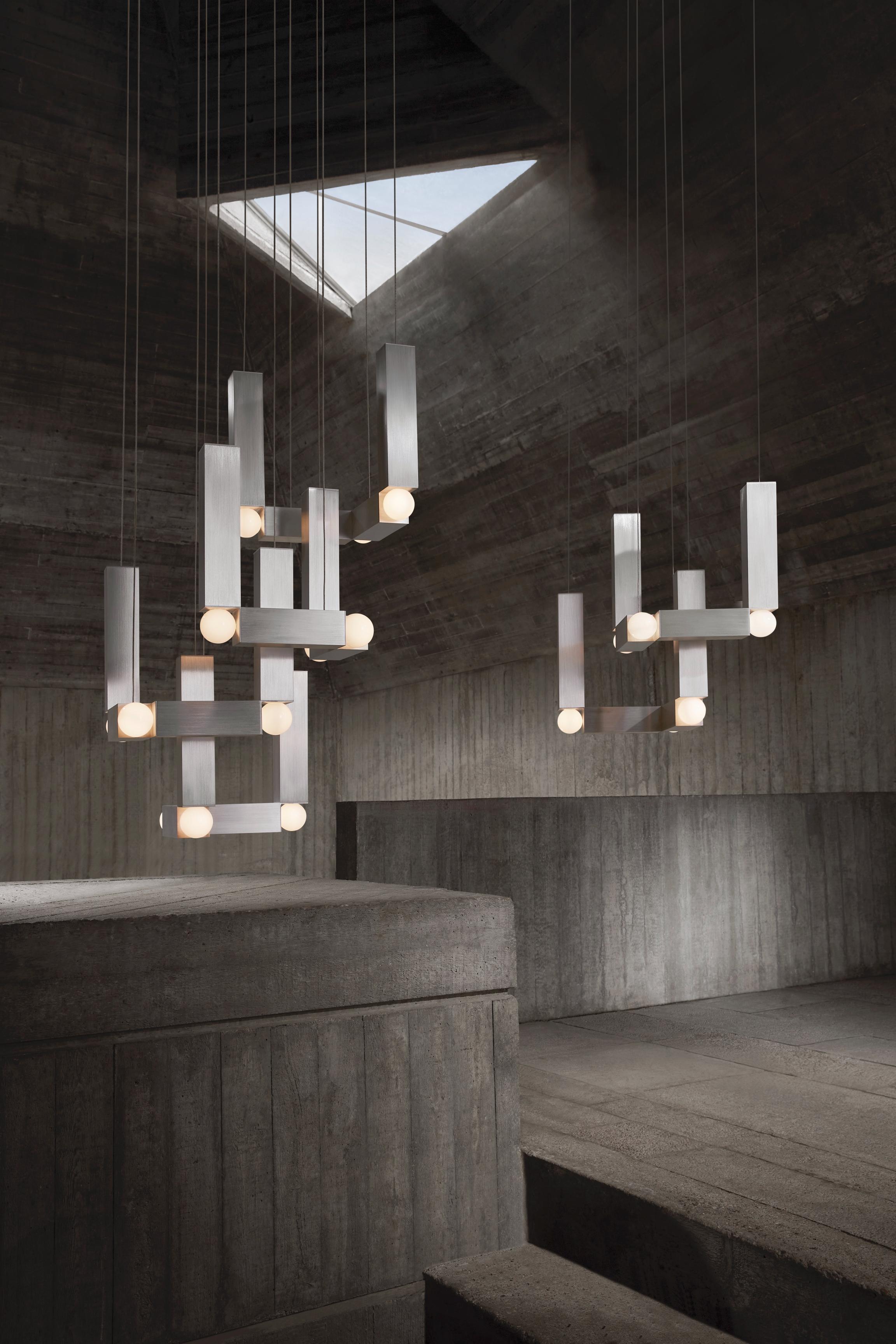 Lampa visící VESPER QUATTRO s opálovým stínidlem a stříbrným povrchem.