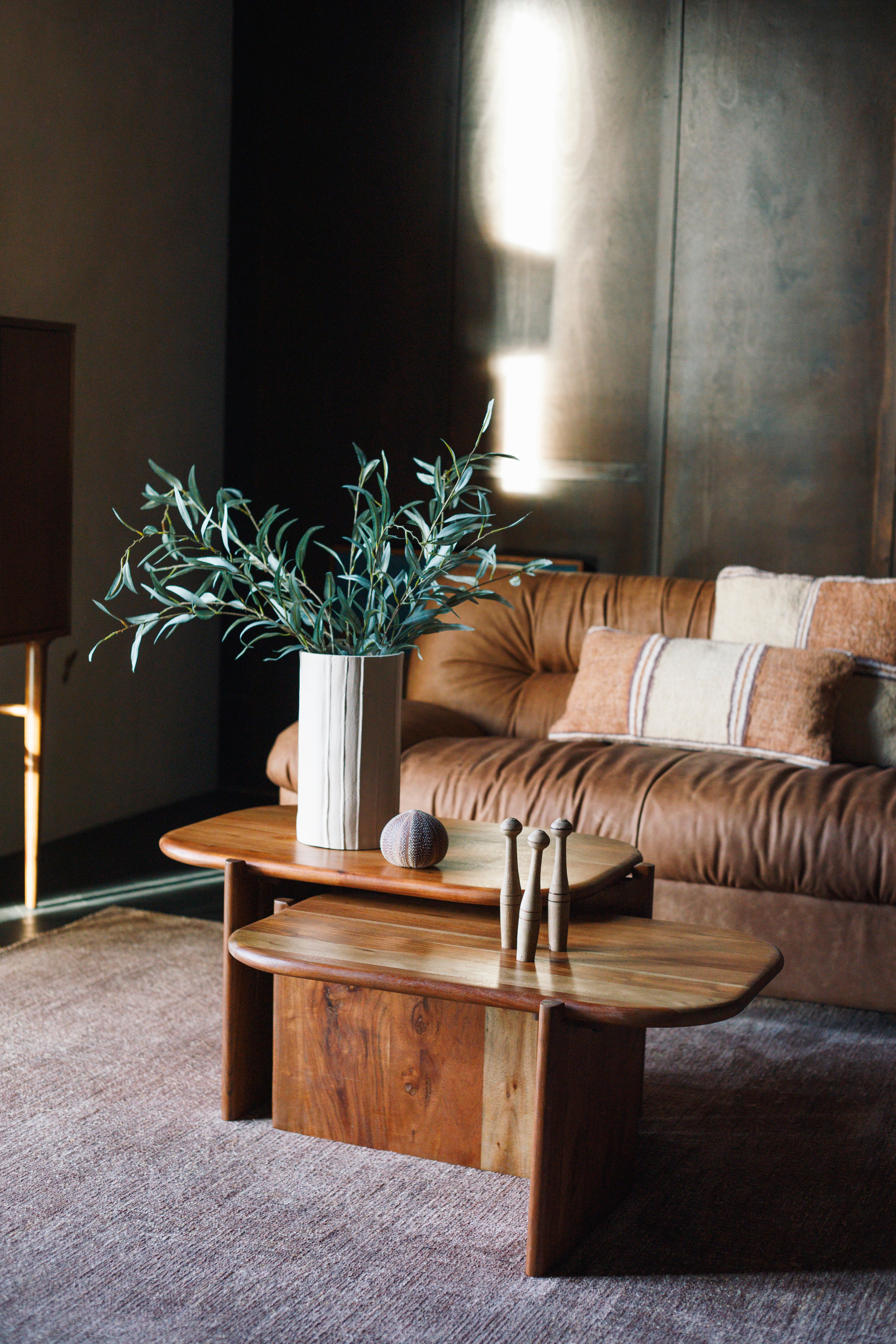 Boční stolek FELLER z akáciového dřeva