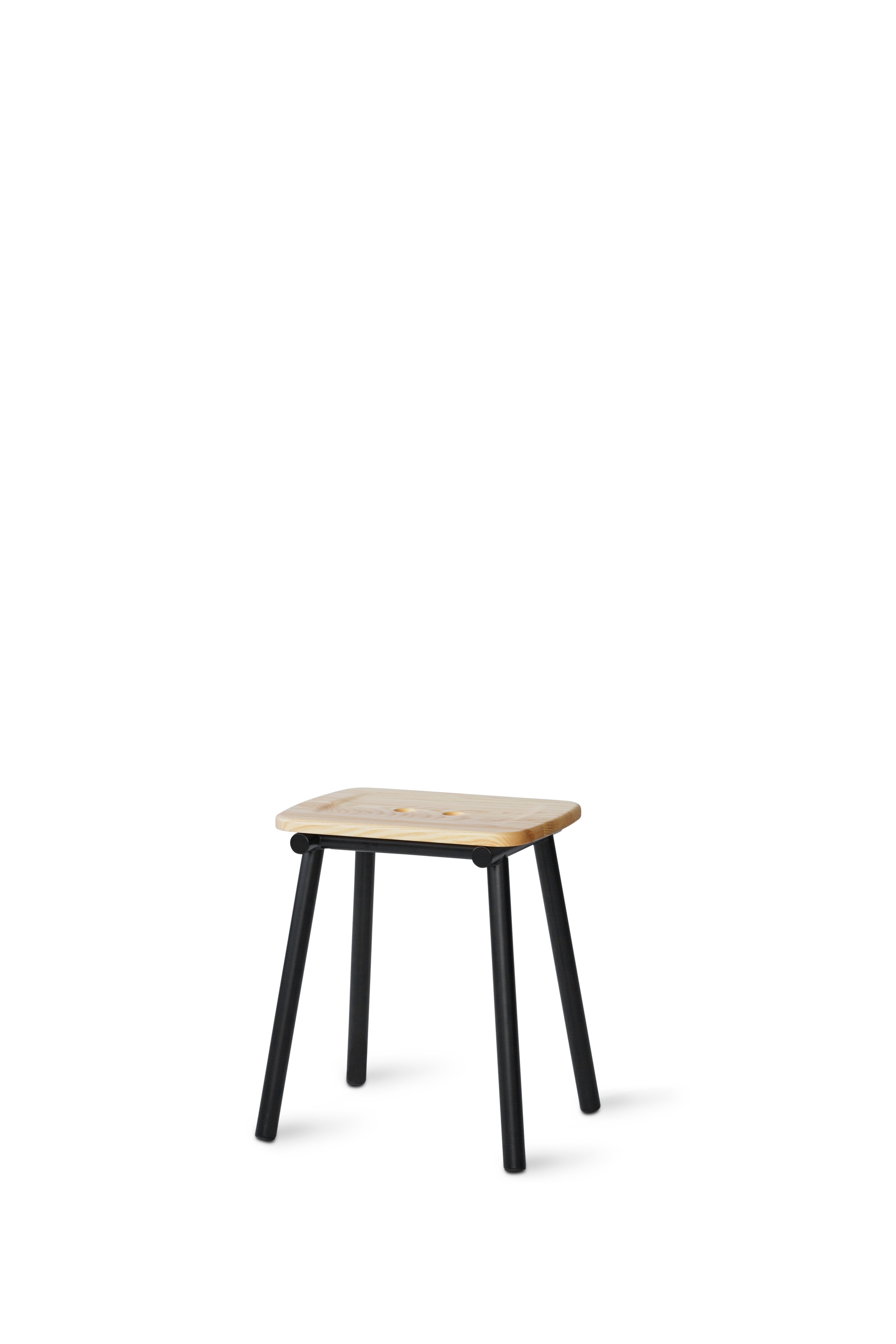 Stolek TUBBY TUBE přírodní jasan s černým podstavcem