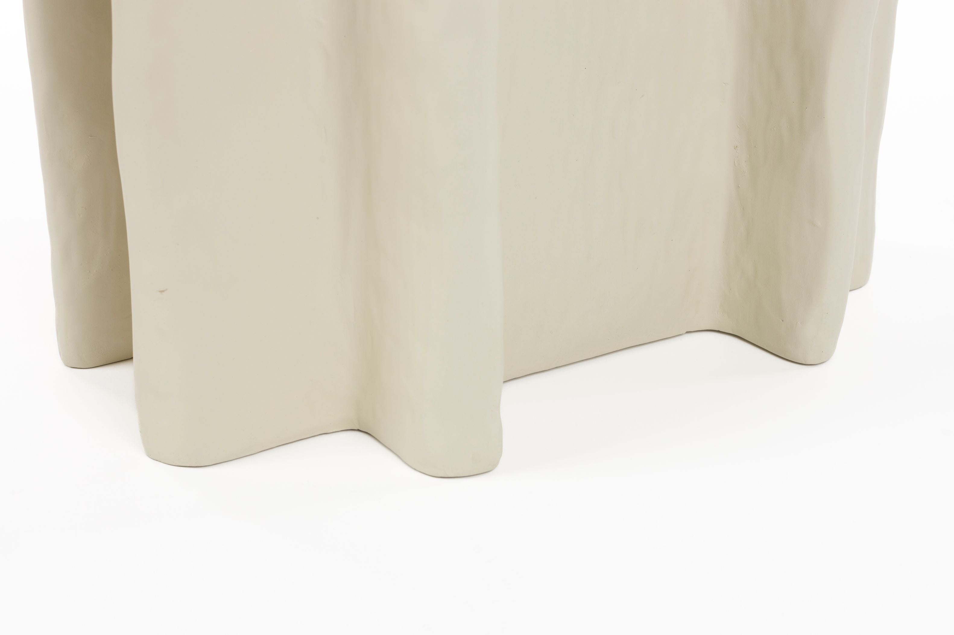 Oválný boční stolek BORN TO BE ALIVE béžový