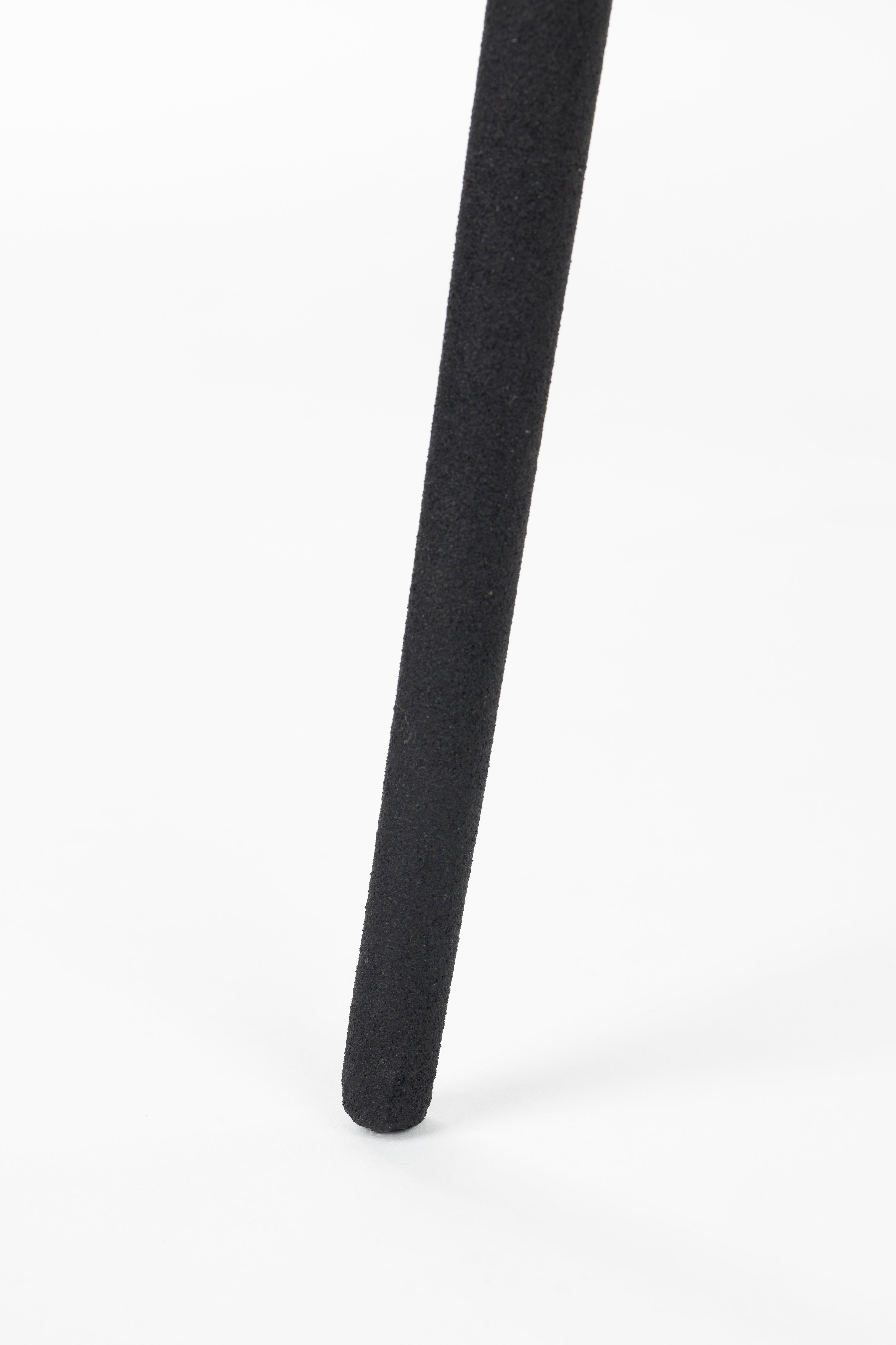 Šedý boční stolek KARRARA s černým