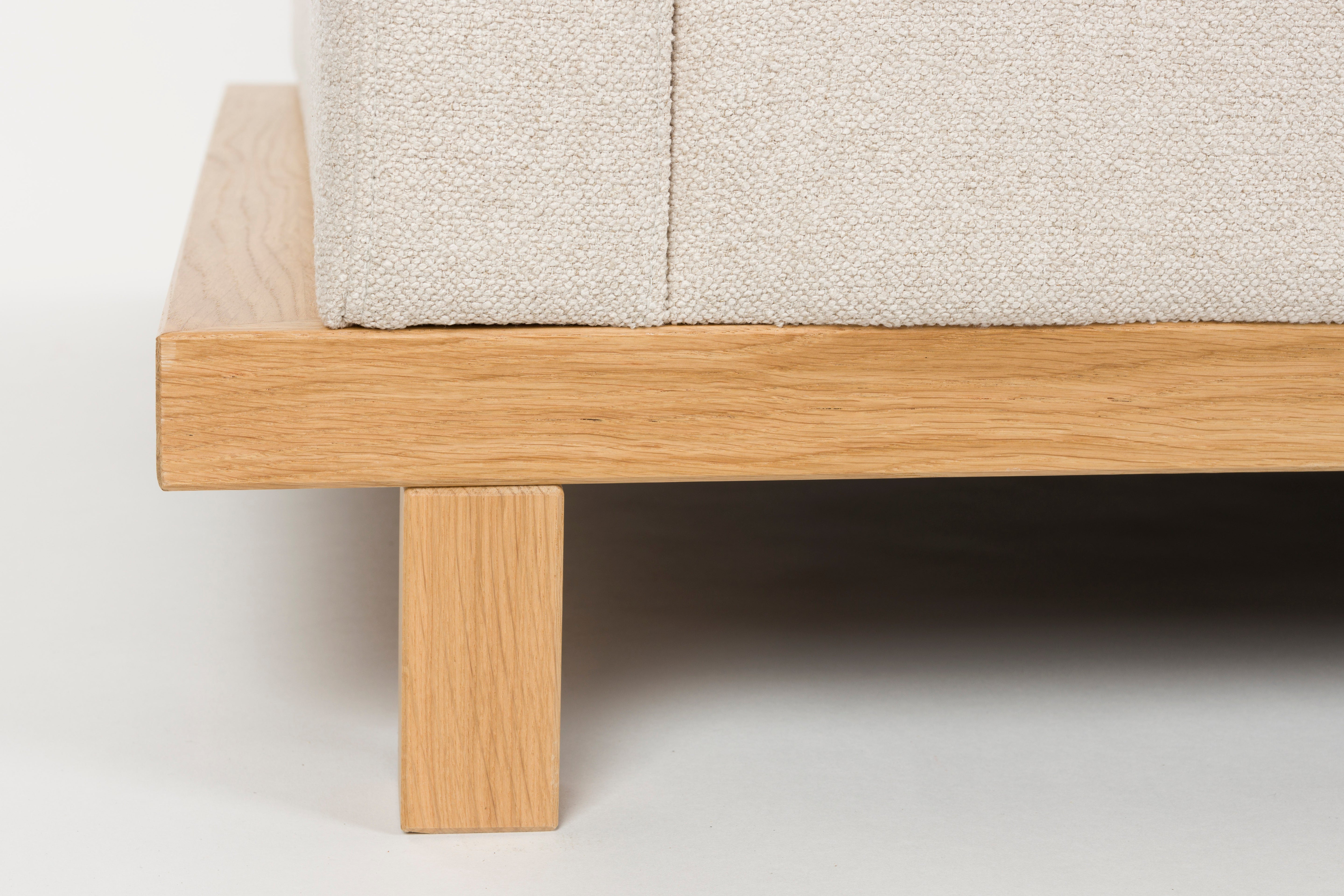 Pohovka 3-osobová BLOSSOM béžová s dřevěným podstavcem