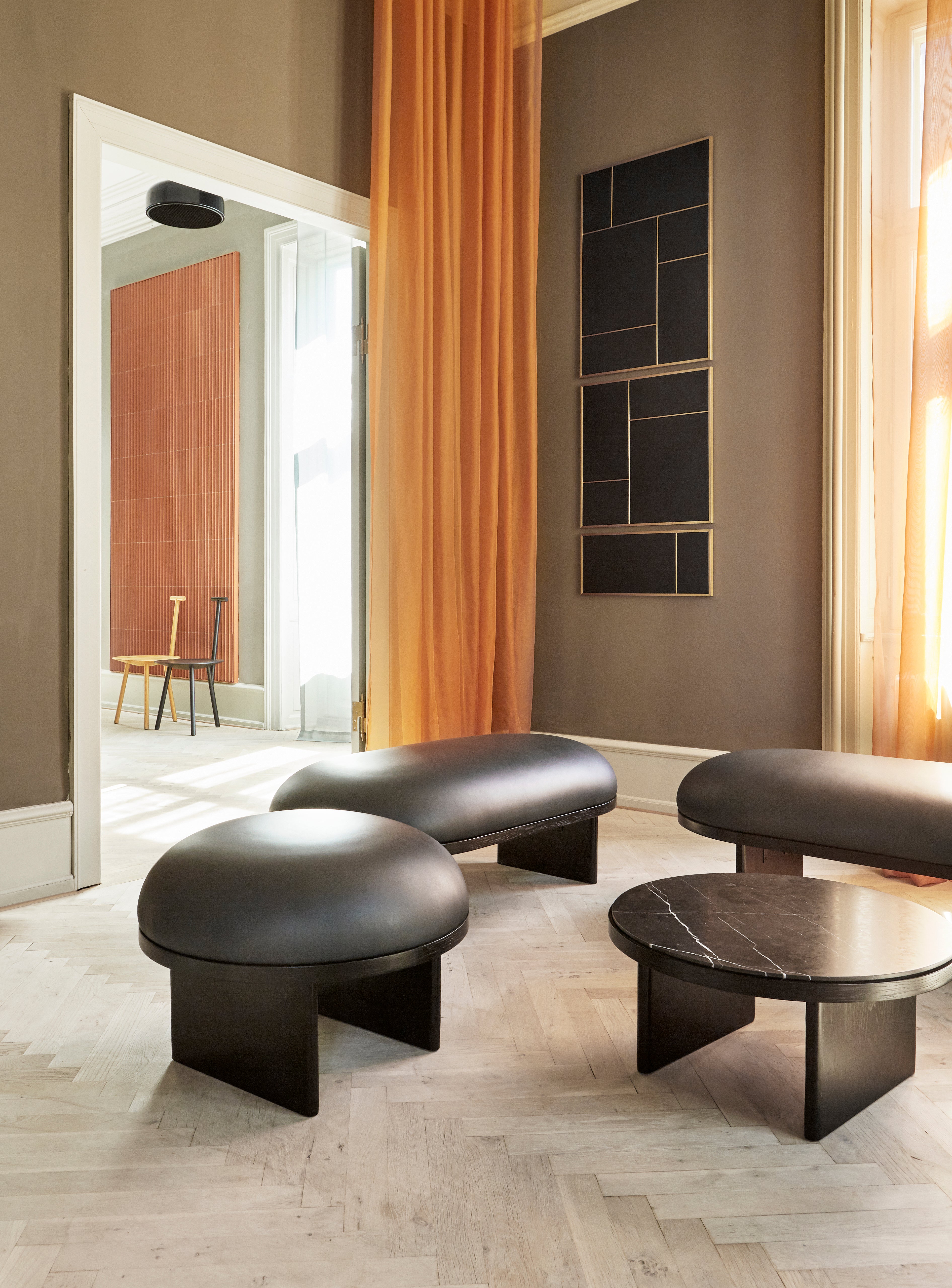 ANZA black coffee table with oak veneer and black marble