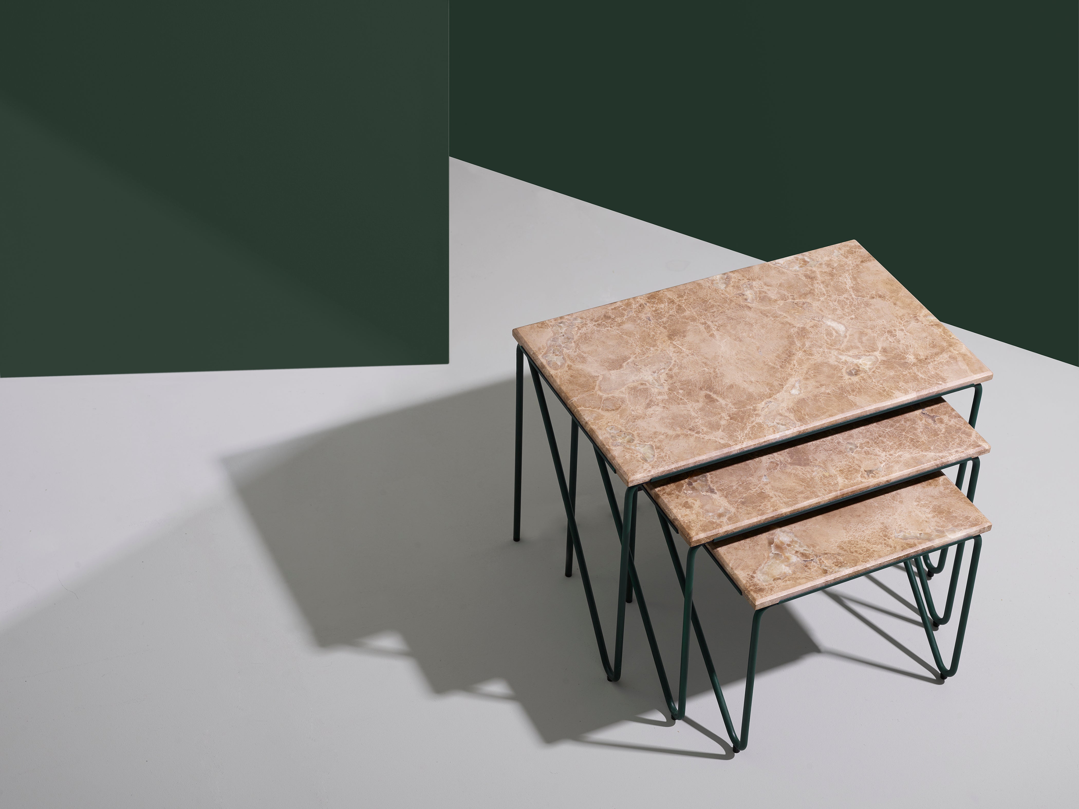 Zestaw stolików kawowych TRIPTYCH brązowy marmur z zieloną podstawą