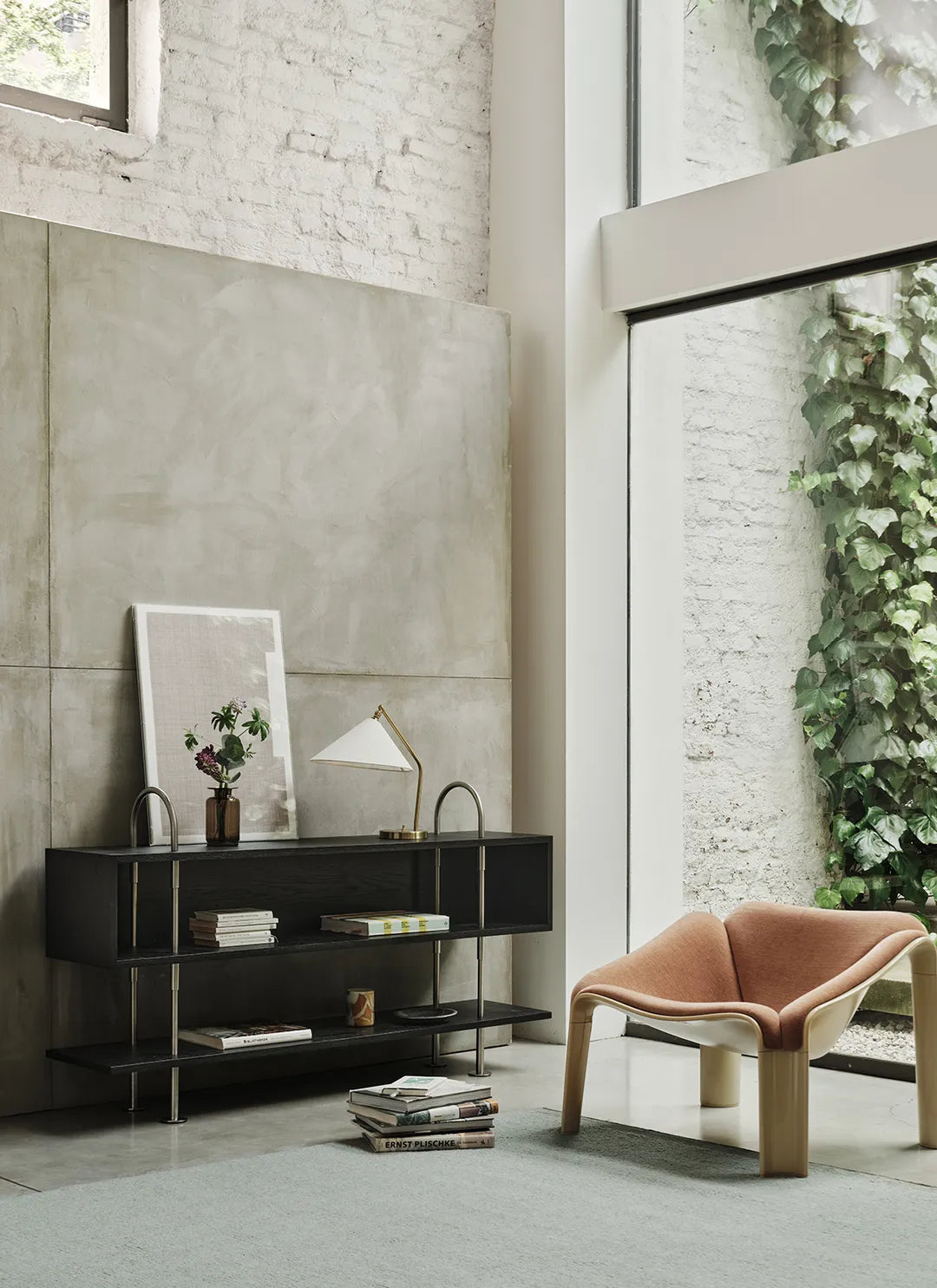 Regál KEEN BOX tmavé jasanové dřevo s černým mosazným rámem