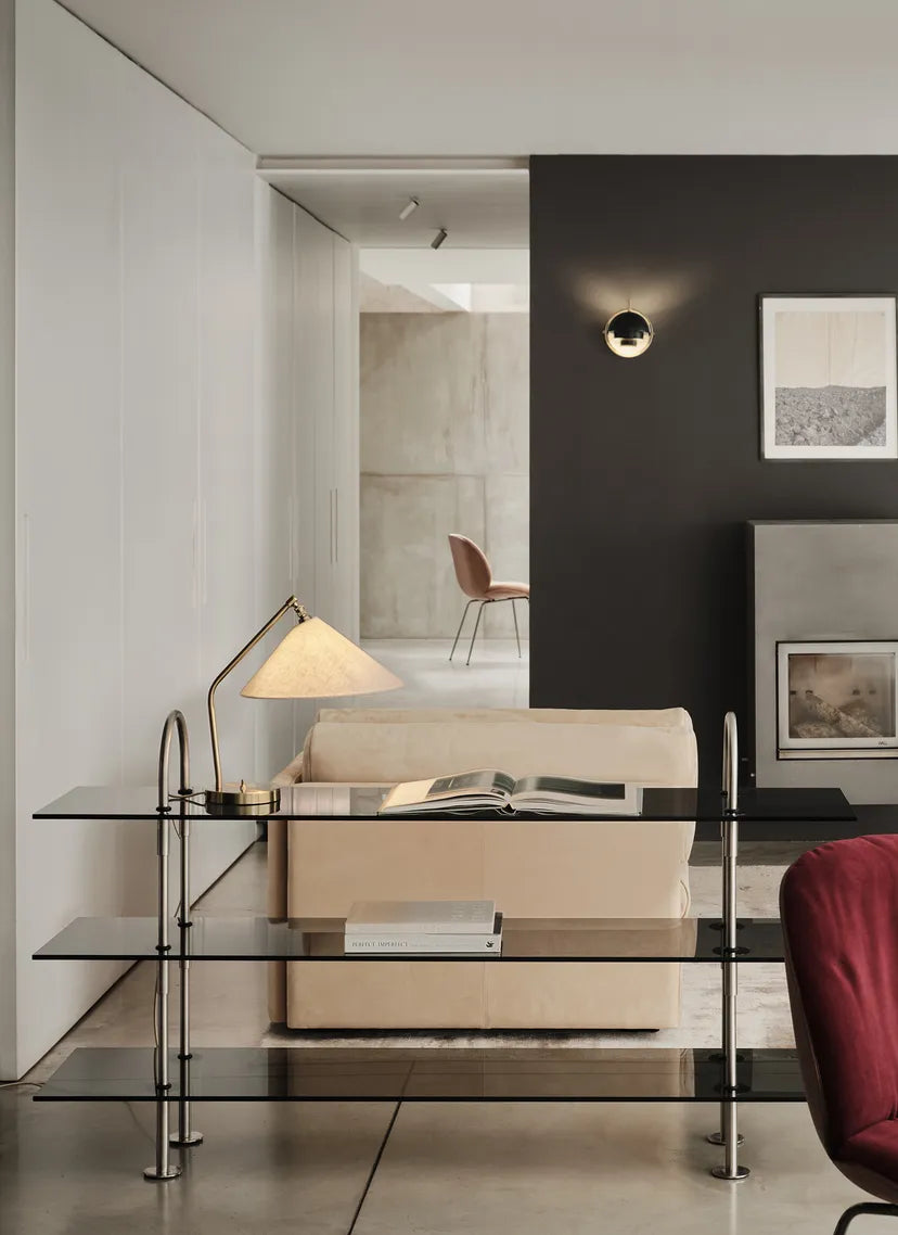 Regál KEEN s kouřovým sklem a saténovým ocelovým rámem