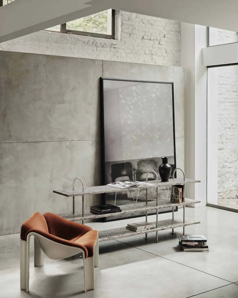 Regál KEEN tmavé jasanové dřevo s černým mosazným rámem