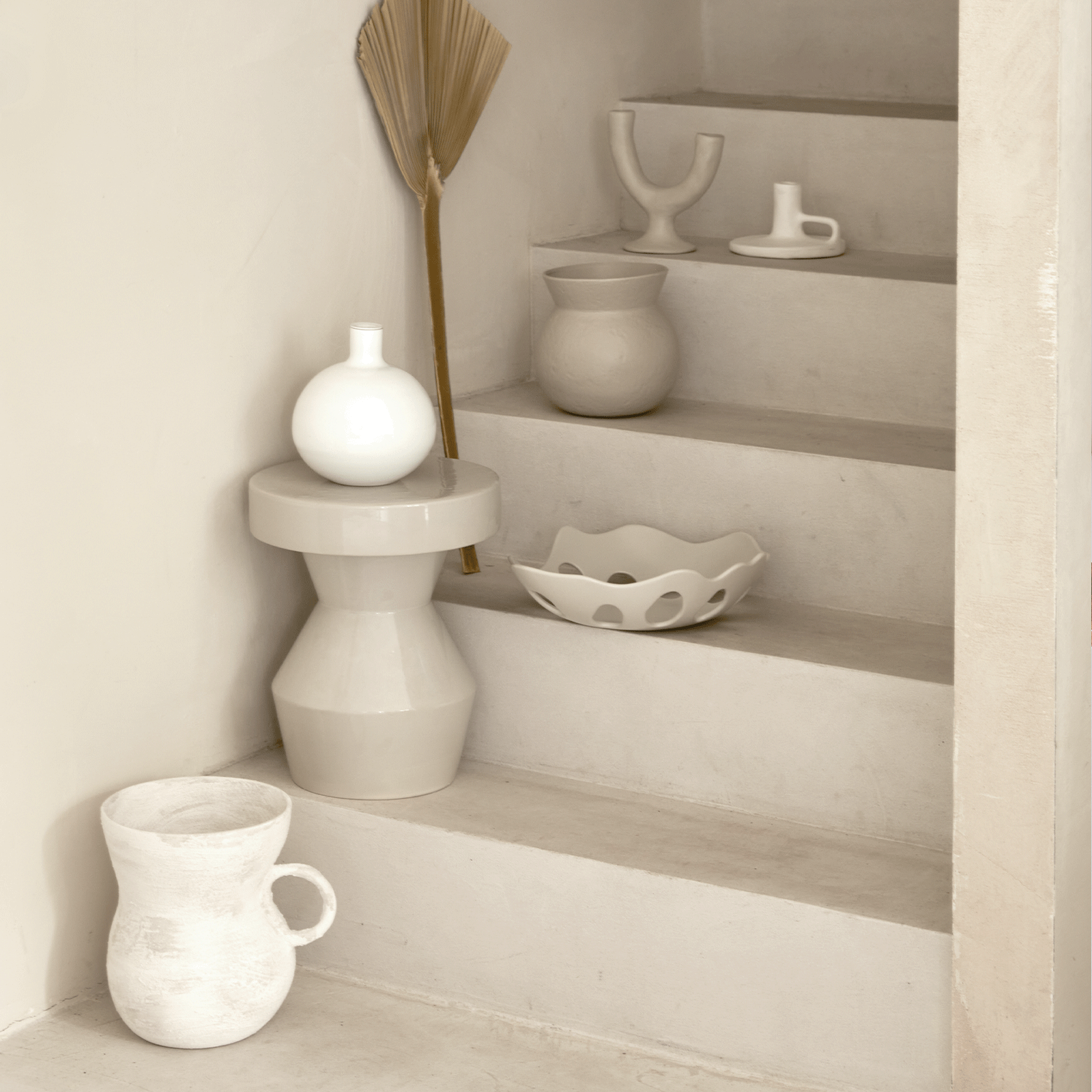 Boční stolek SCULPTURAL krémová keramika